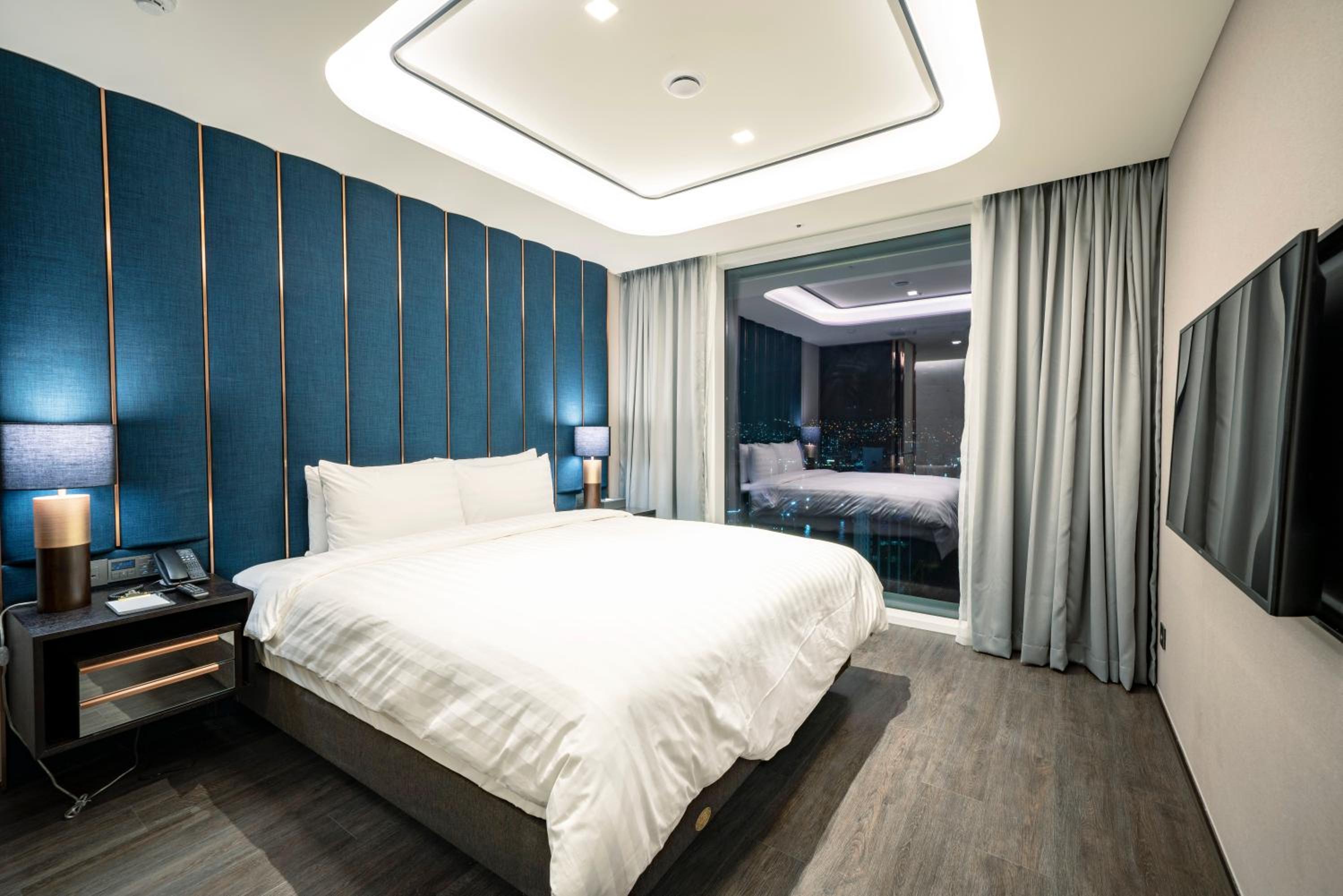 Suite with Terrace - Photo 2