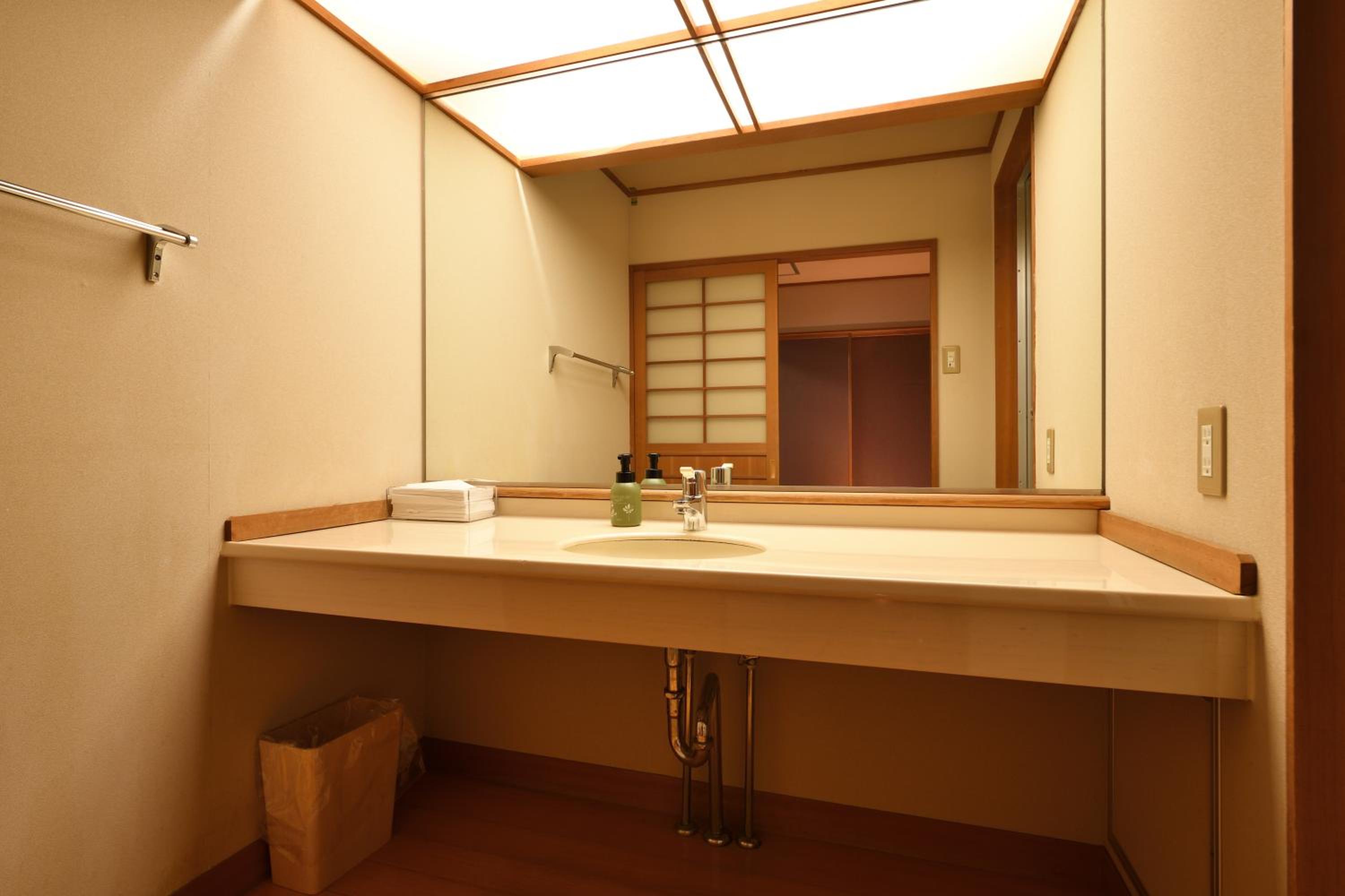 Japanese-Style Room with Toilet - Photo 4
