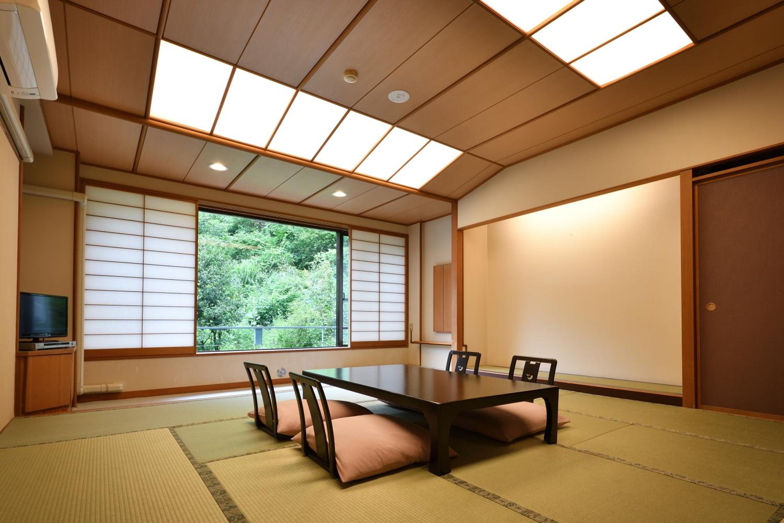 Japanese-Style Room with Toilet - Photo 5