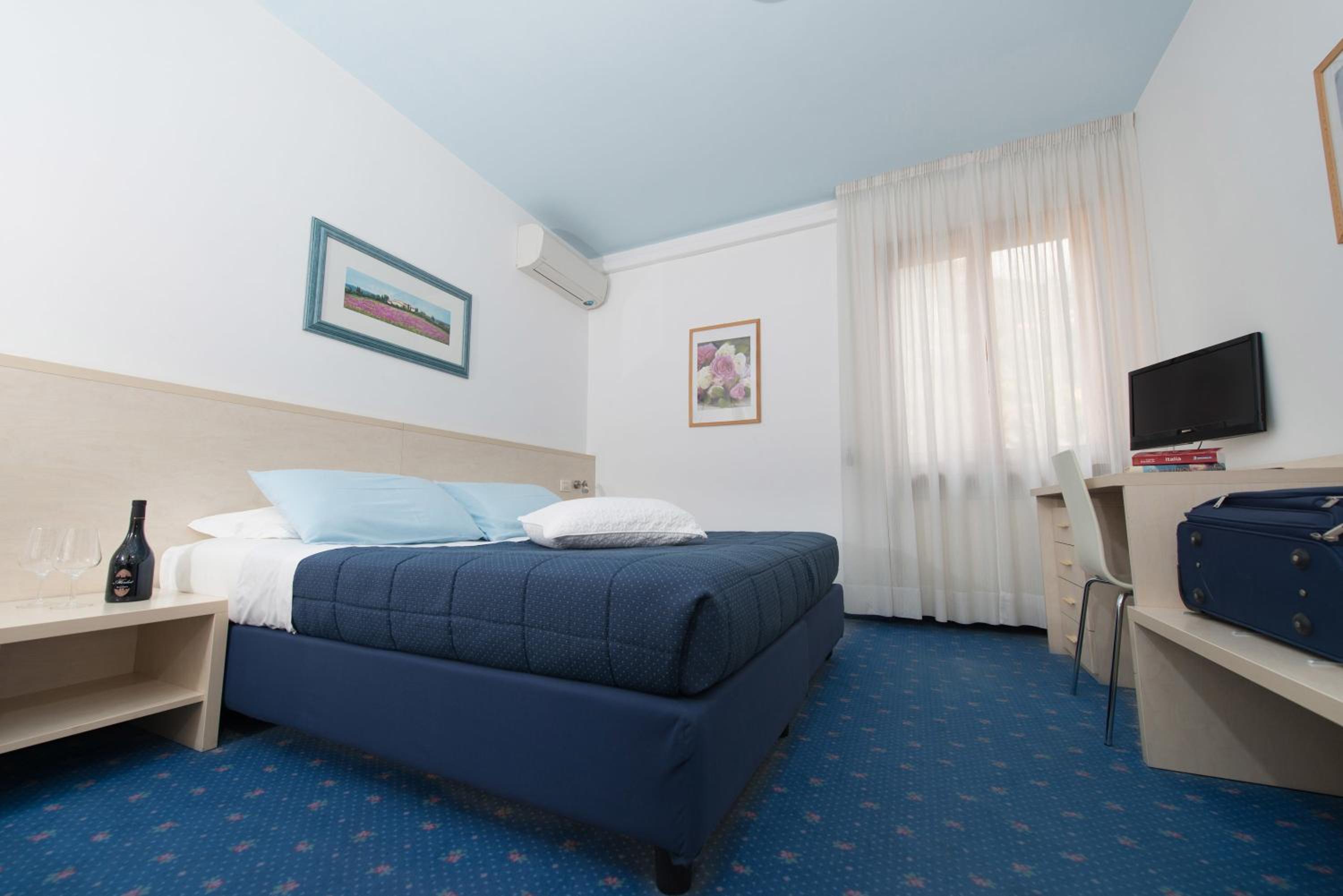 Standard Double or Twin Room - Photo 7