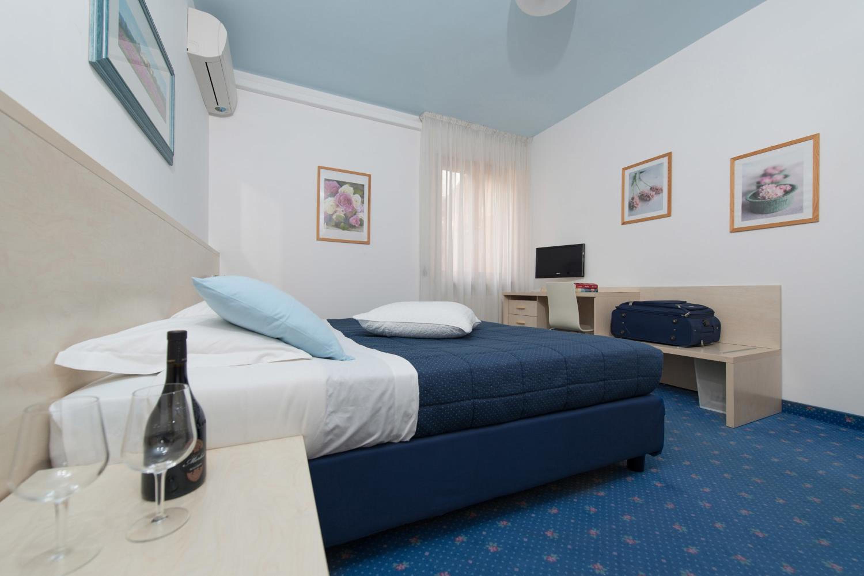 Standard Double or Twin Room - Photo 1