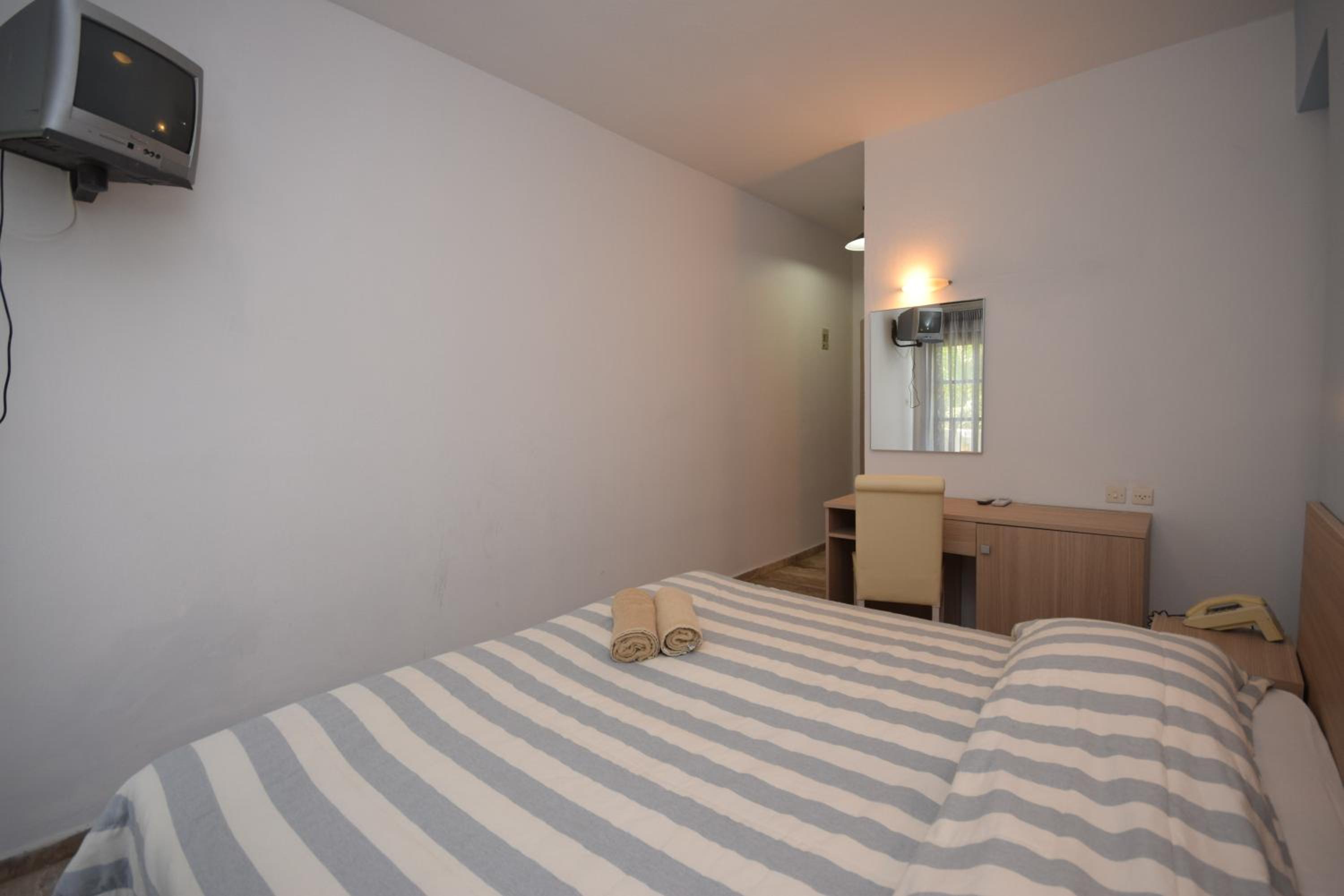 Standard Double or Twin Room - Photo 6