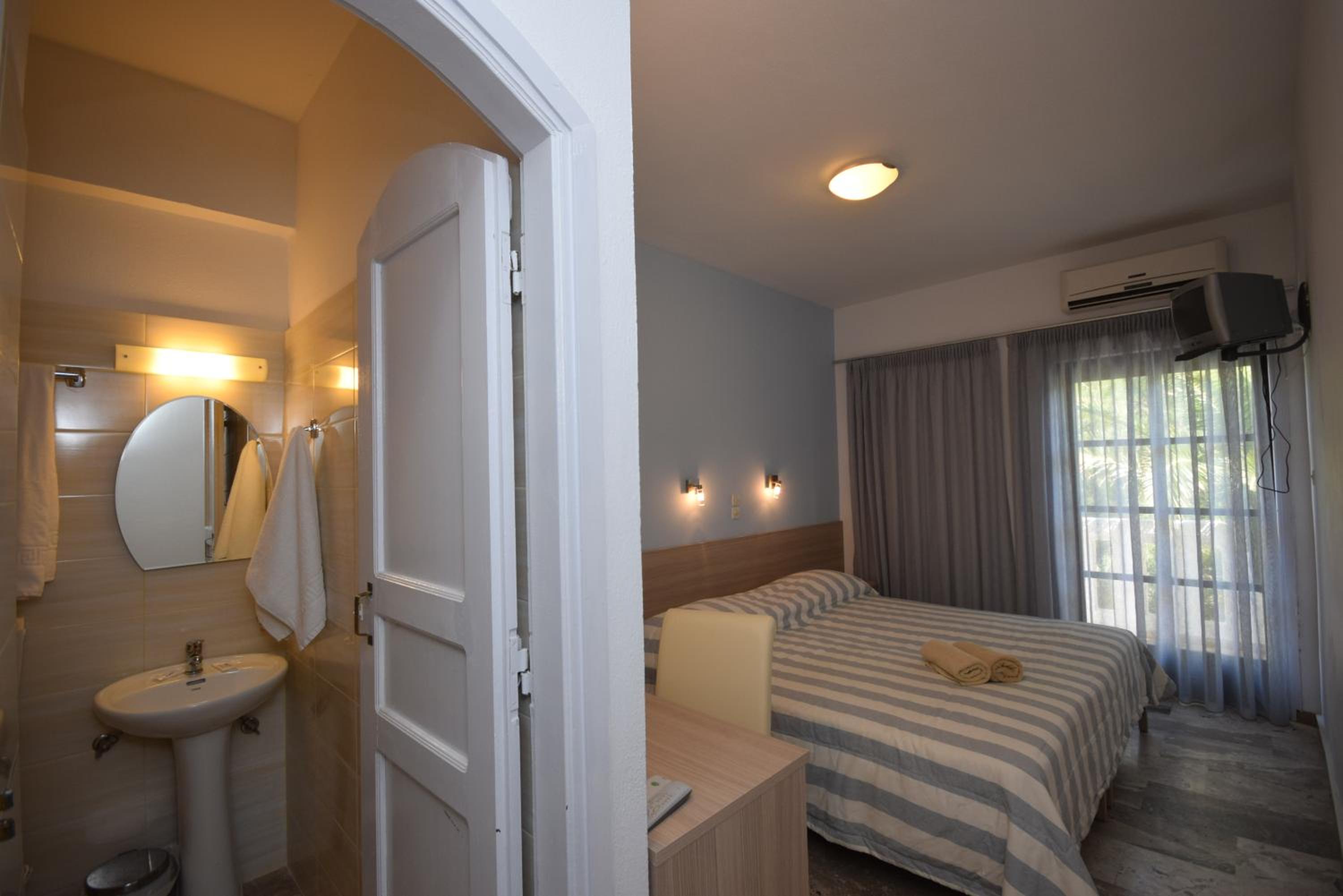 Standard Double or Twin Room - Photo 7