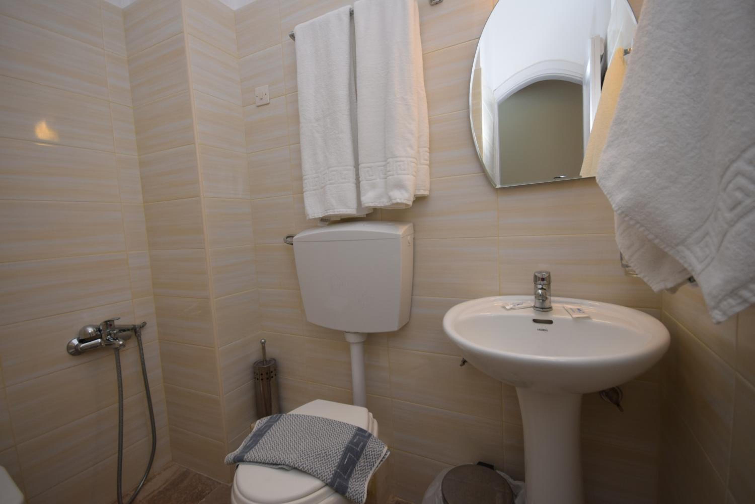 Standard Double or Twin Room - Photo 8
