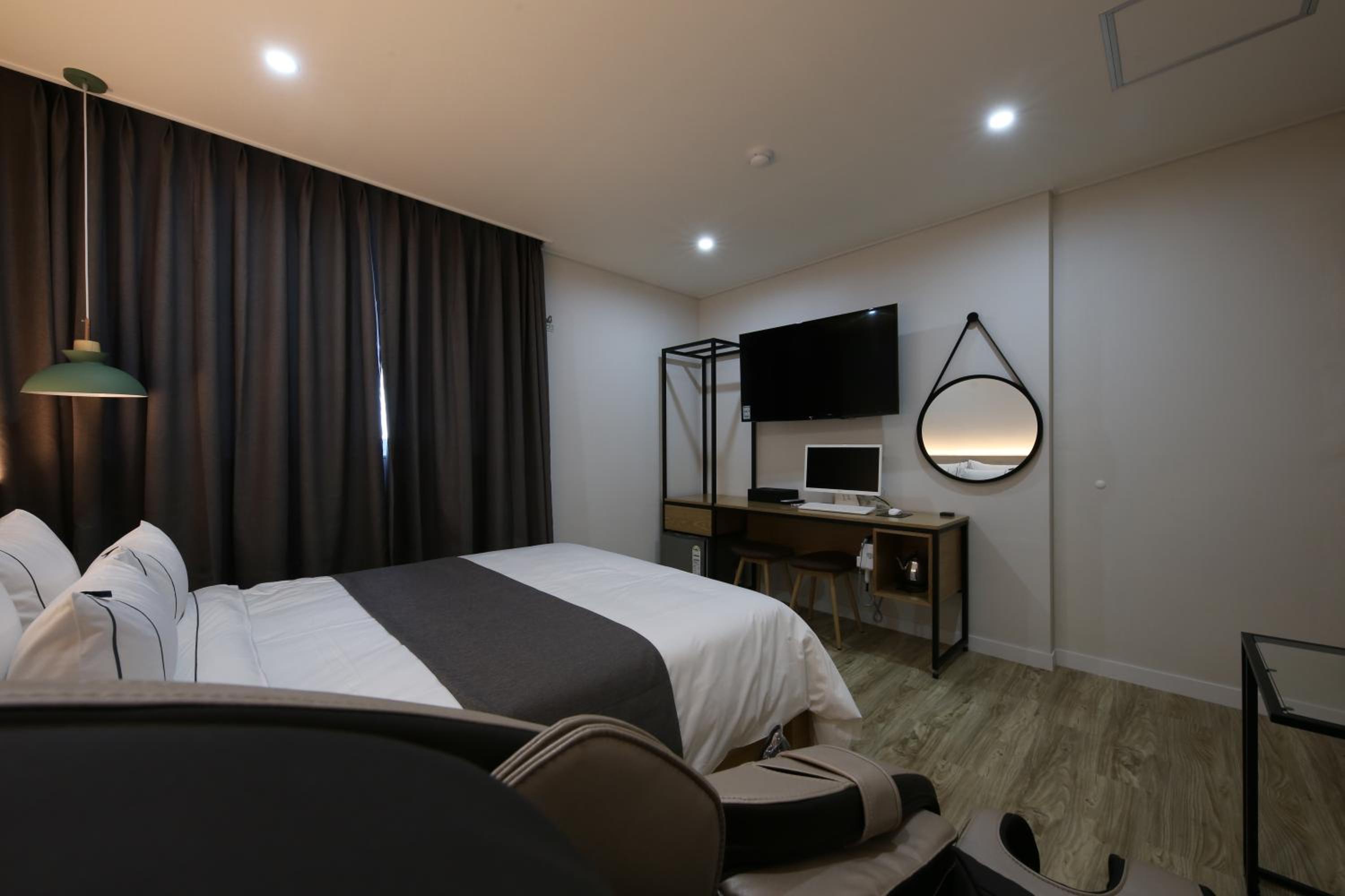 Deluxe Room - Photo 5