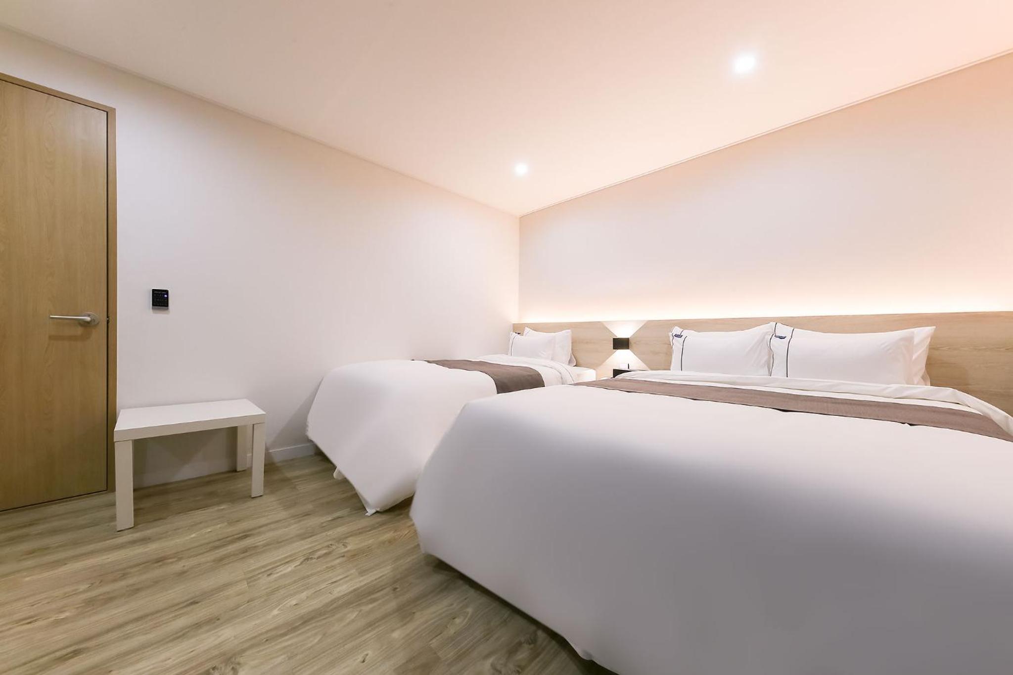 Standard Twin Room - Photo 2