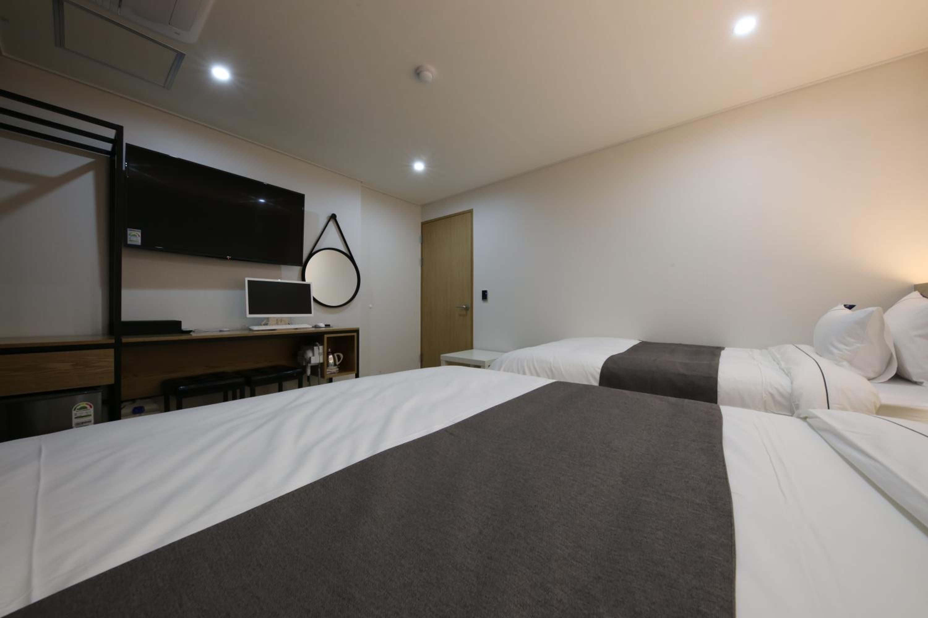 Standard Twin Room - Photo 4