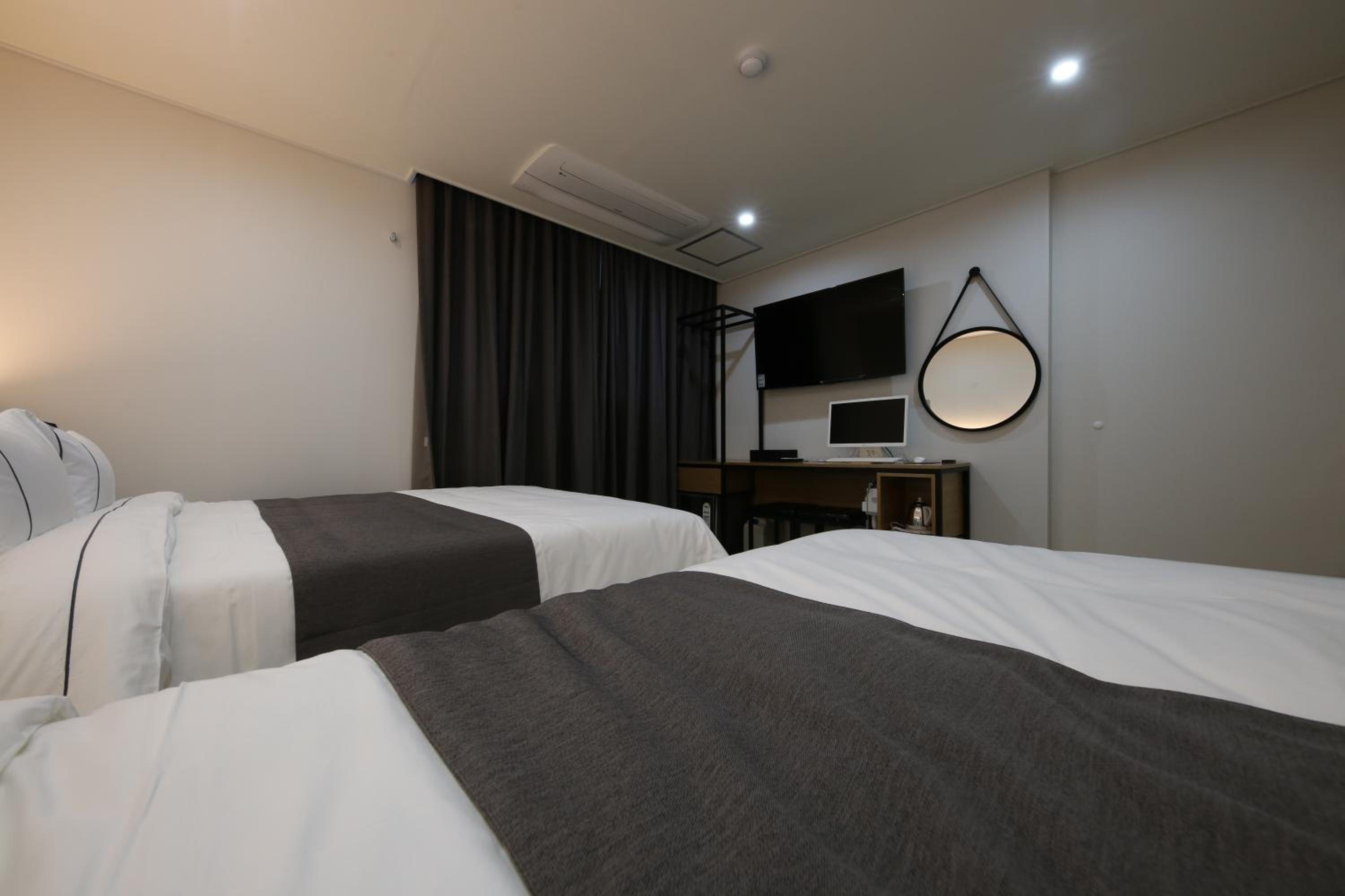 Standard Twin Room - Photo 5
