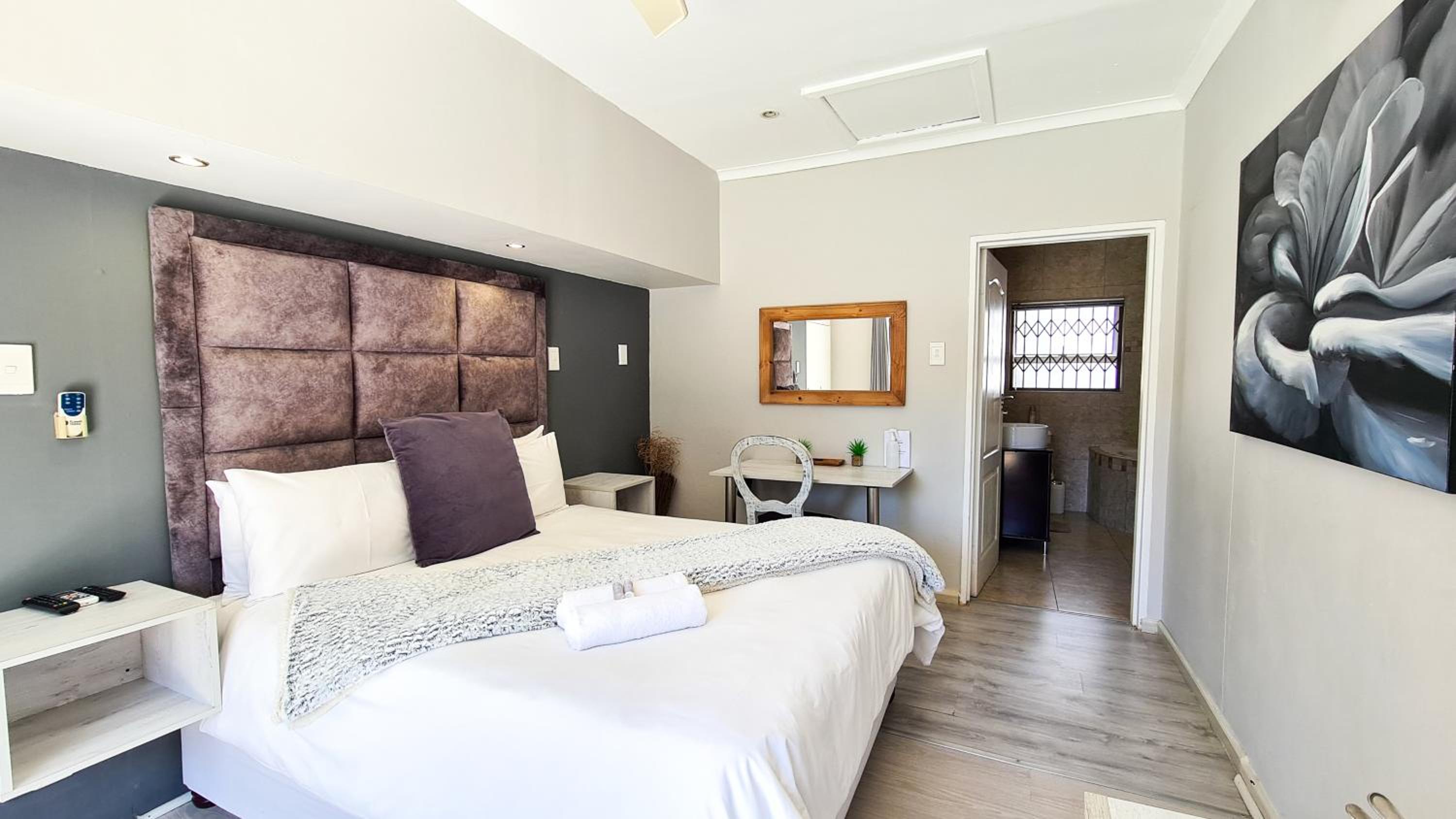 Queen Room with Pool View - Photo 1
