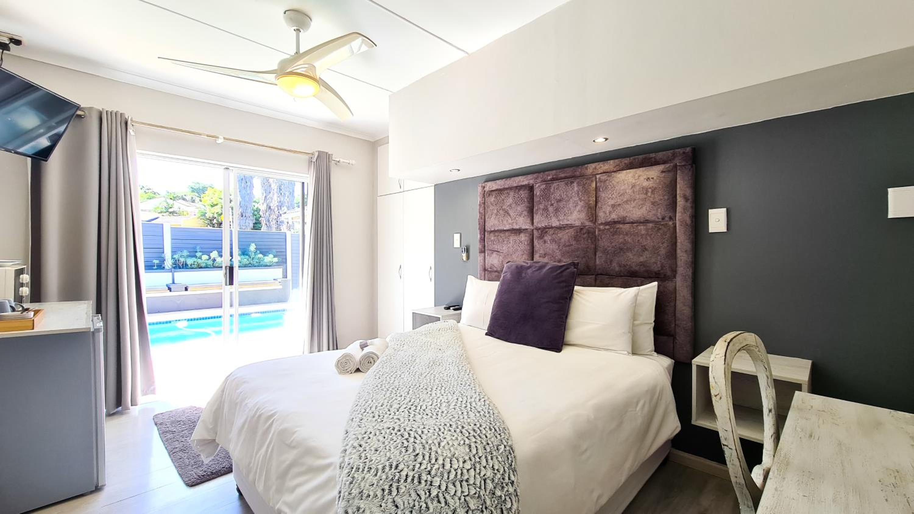 Queen Room with Pool View - Photo 3