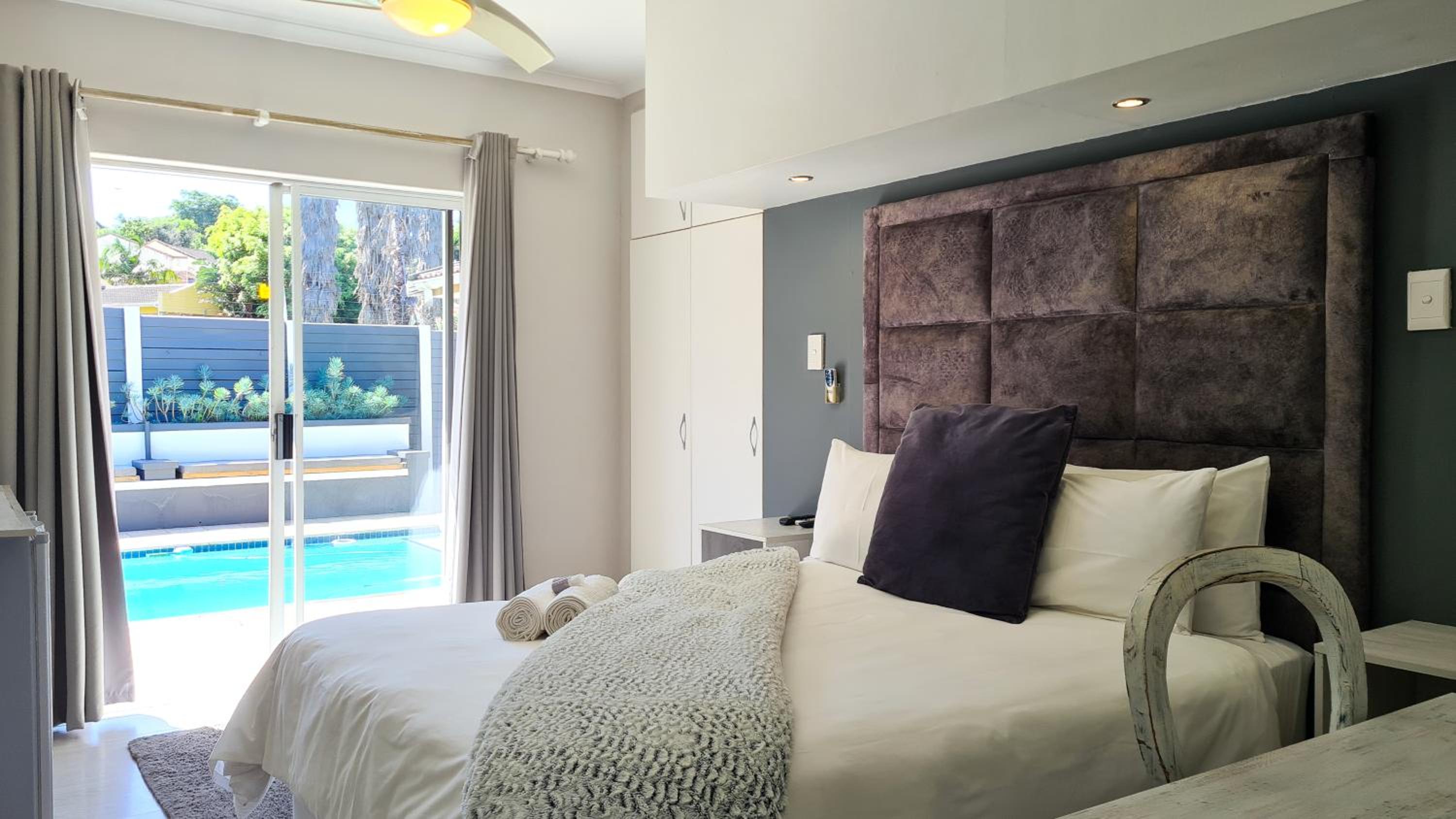 Queen Room with Pool View - Photo 2