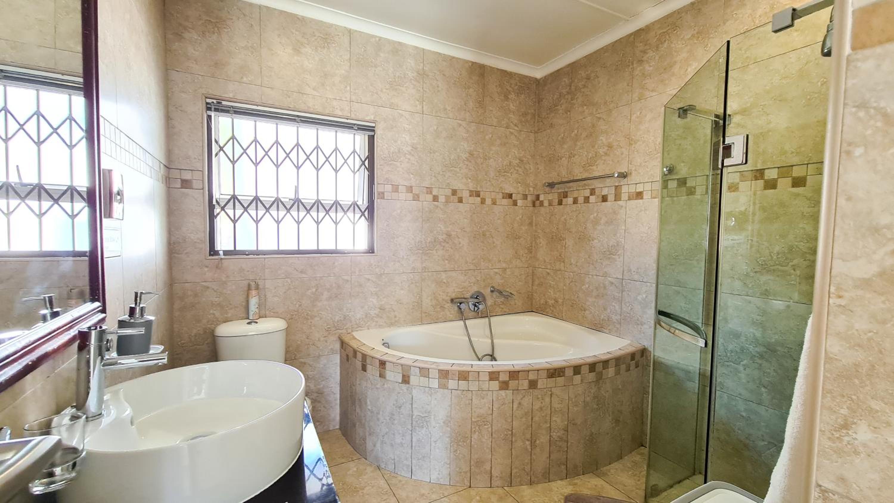 Queen Room with Pool View - Photo 4