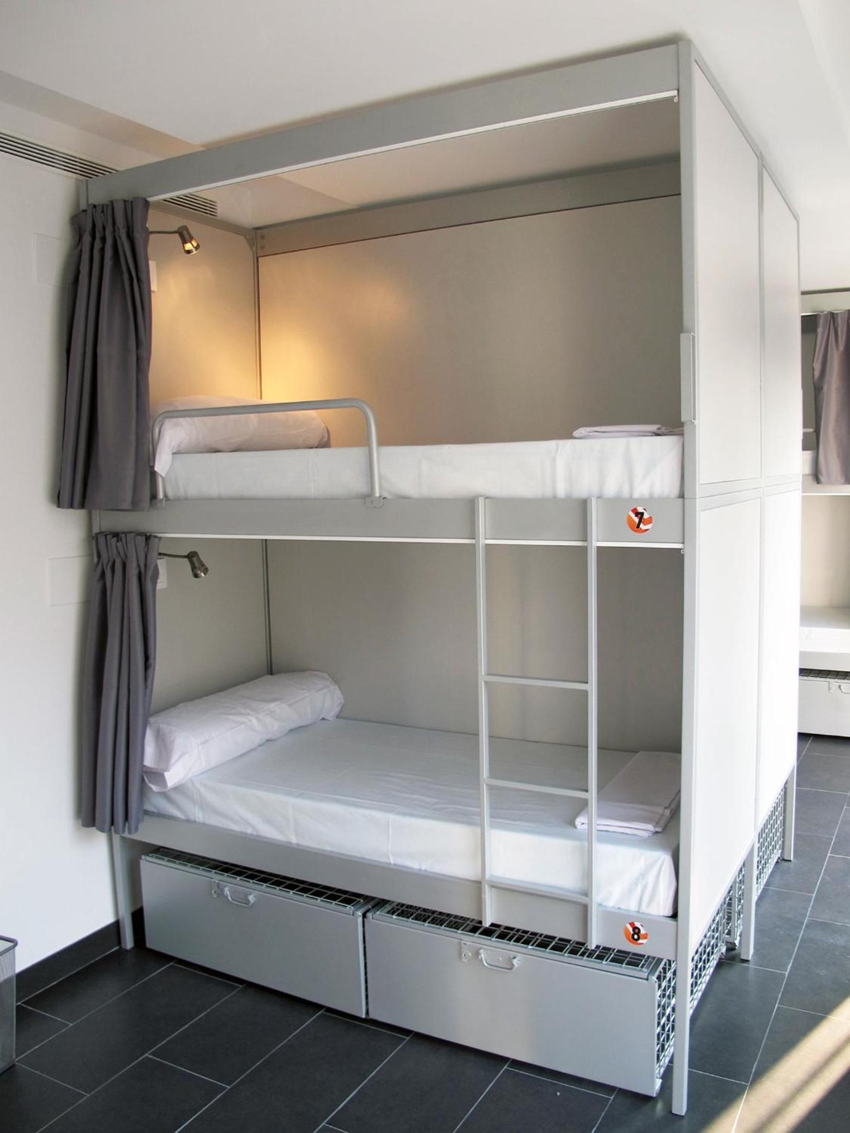 Habitación privada en dormitorio de 6 camas con baño compartido