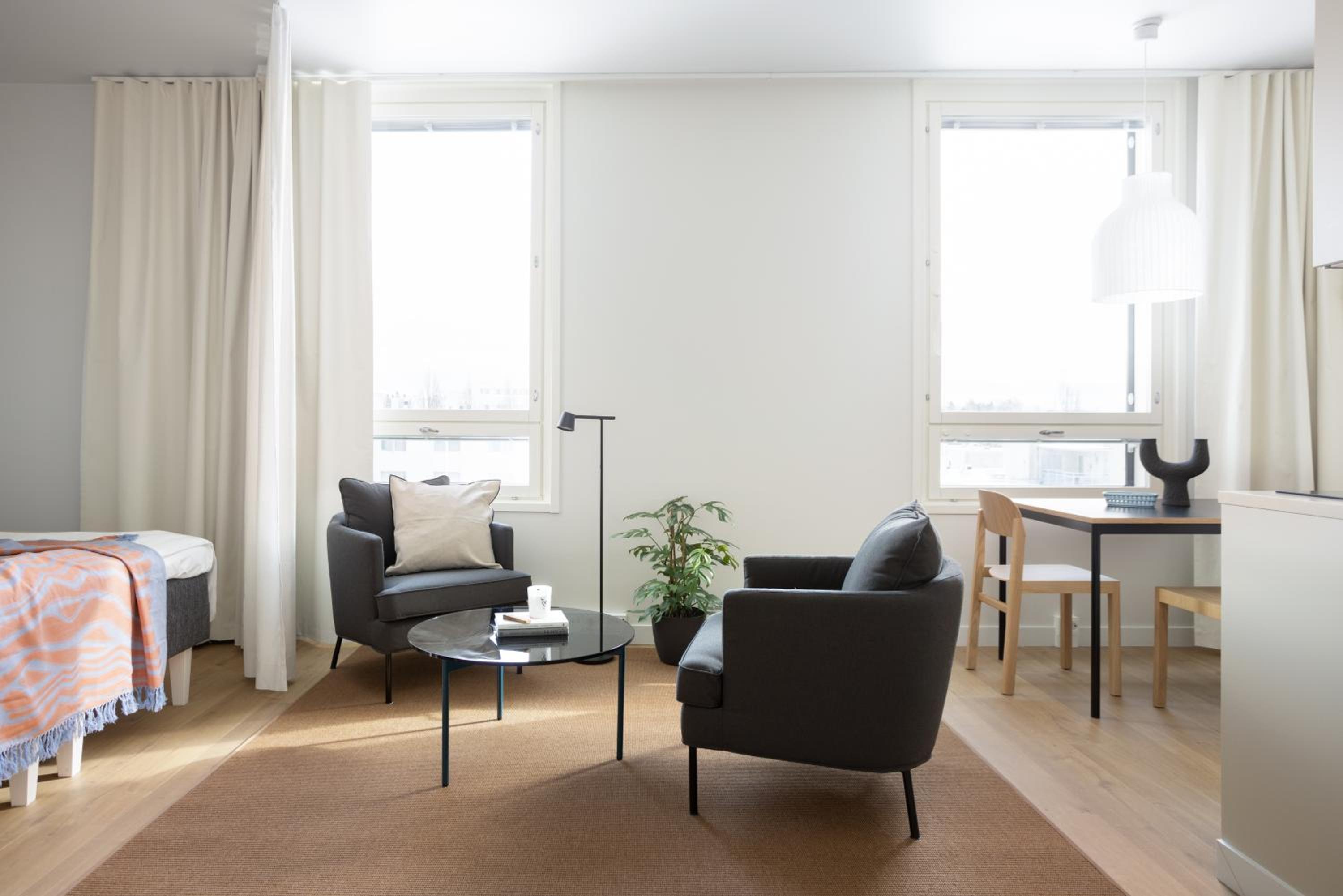 Spacious-studio with a view - Photo 3