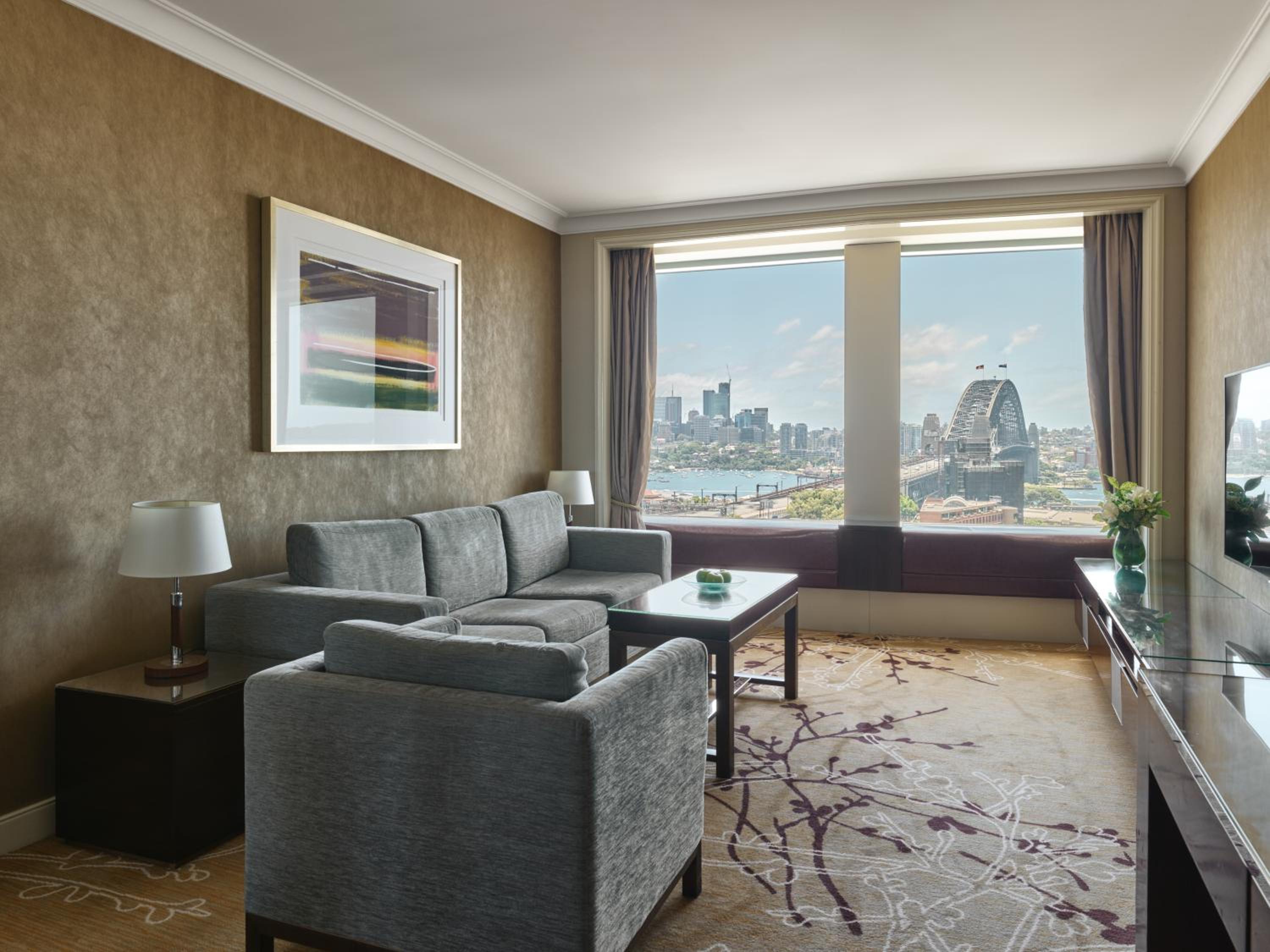 Harbor Bridge Suite with Club Lounge Access thumbnail 5
