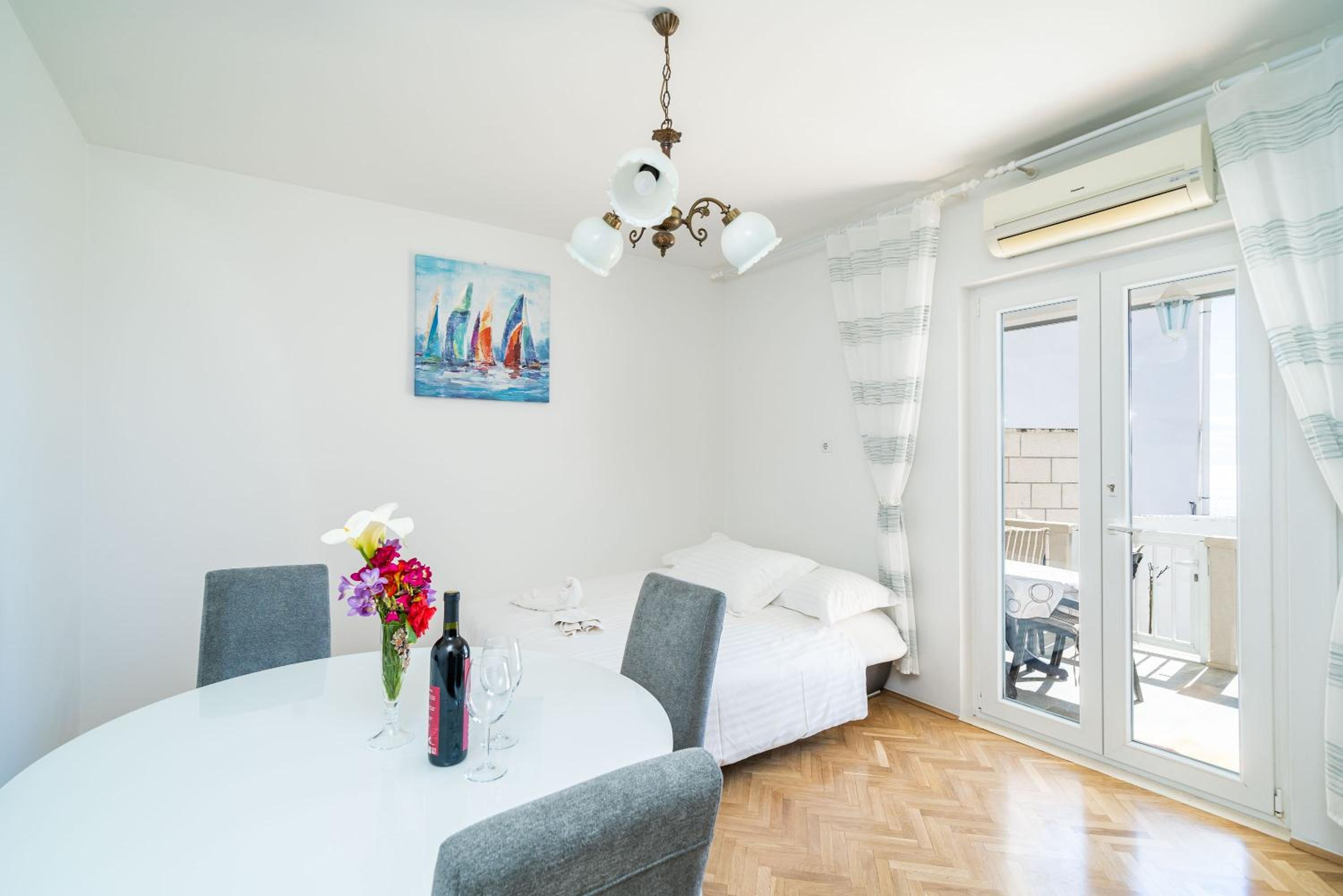 One Bedroom Apartment with Balcony and Sea View