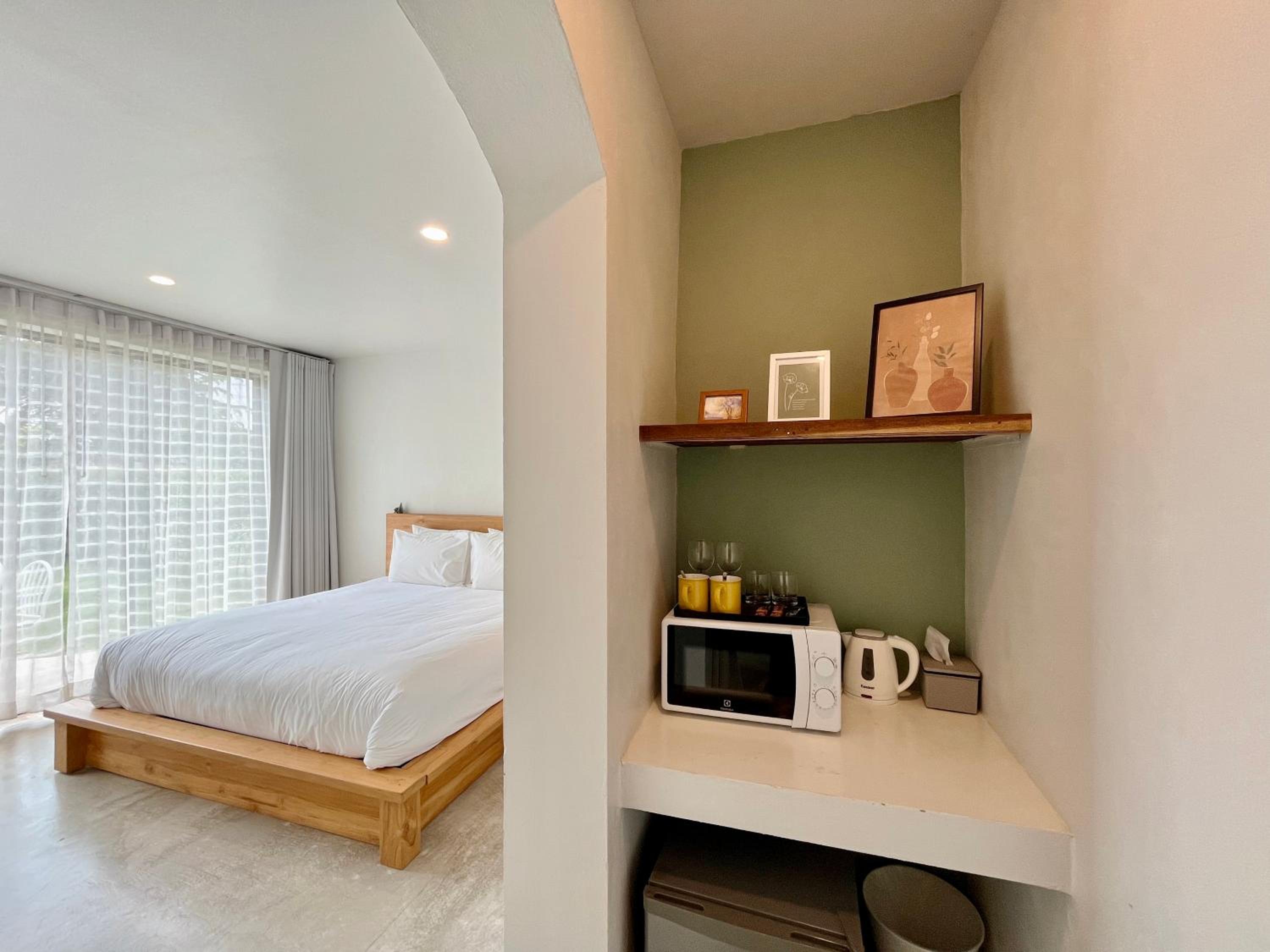 Standard King Room - Photo 7