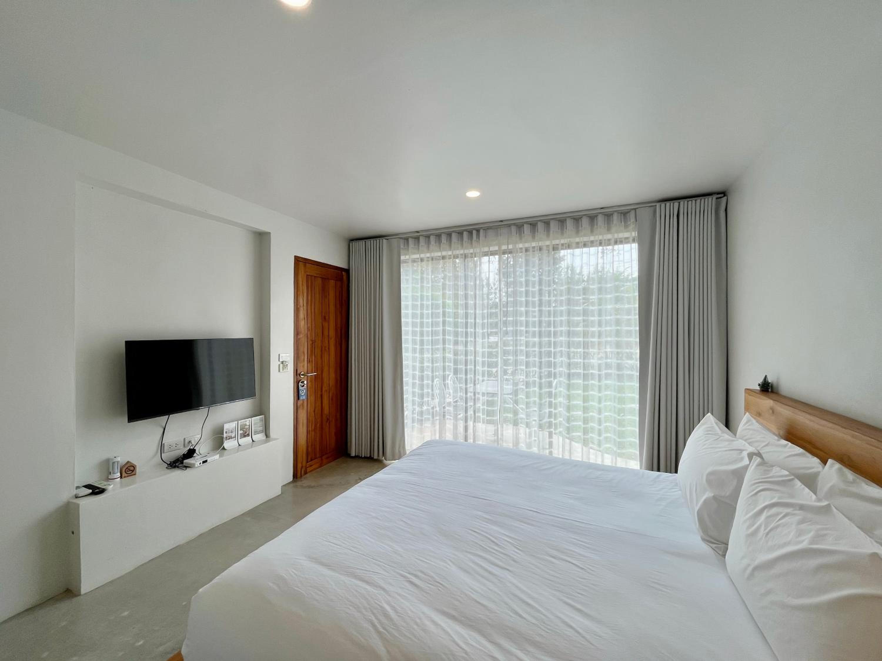 Standard King Room - Photo 8