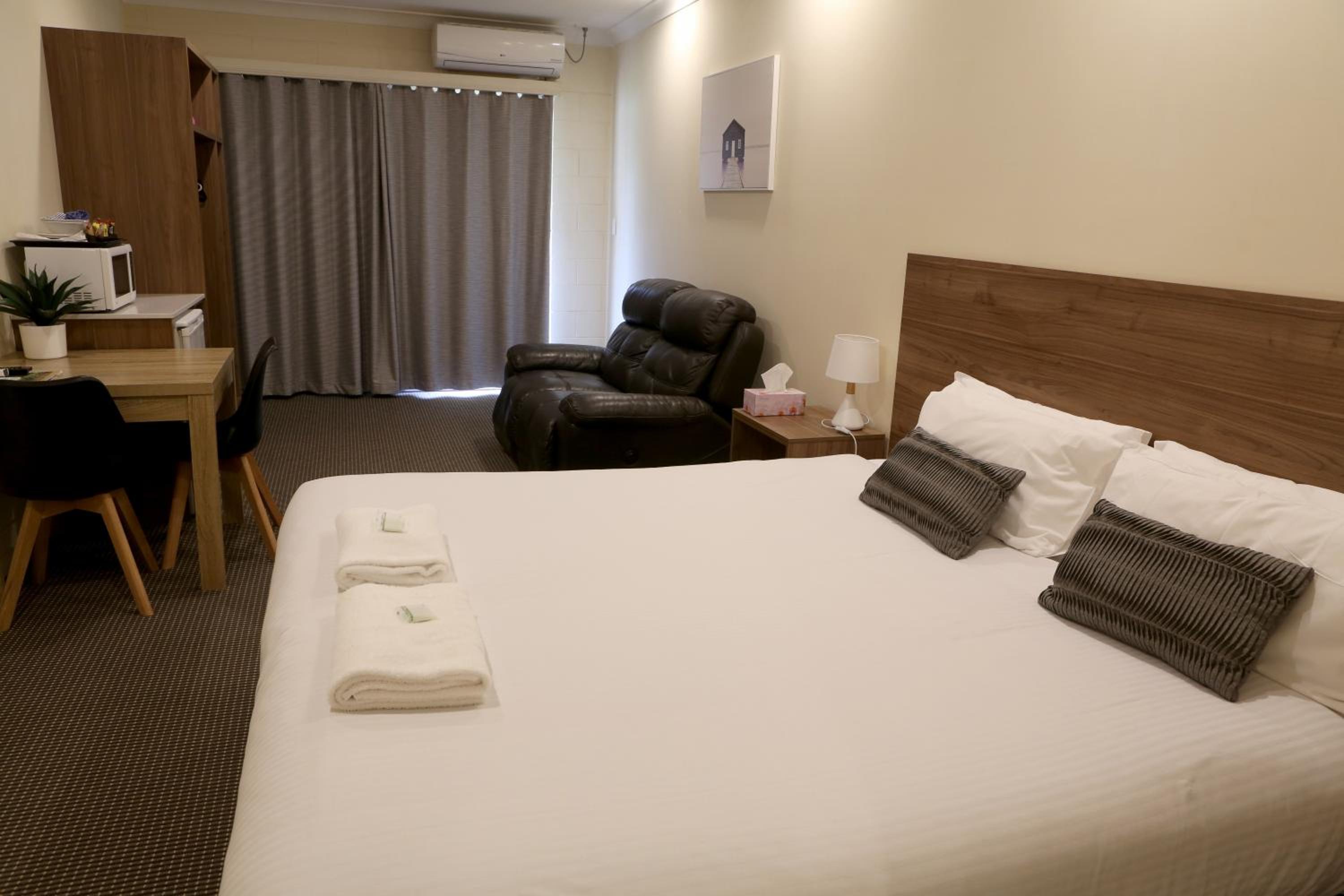 Standard King Room - Photo 5