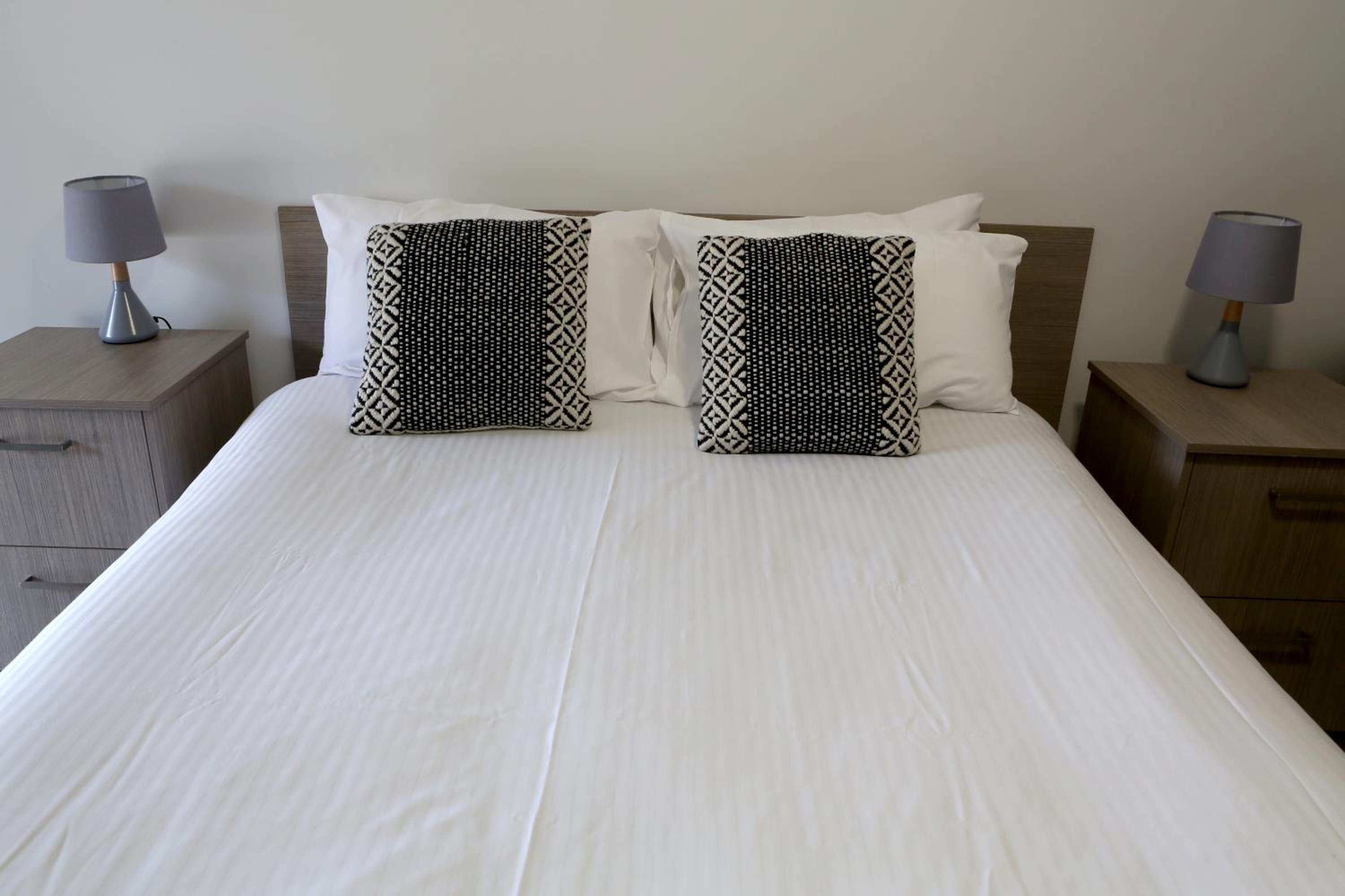 Deluxe Queen Room - Photo 9