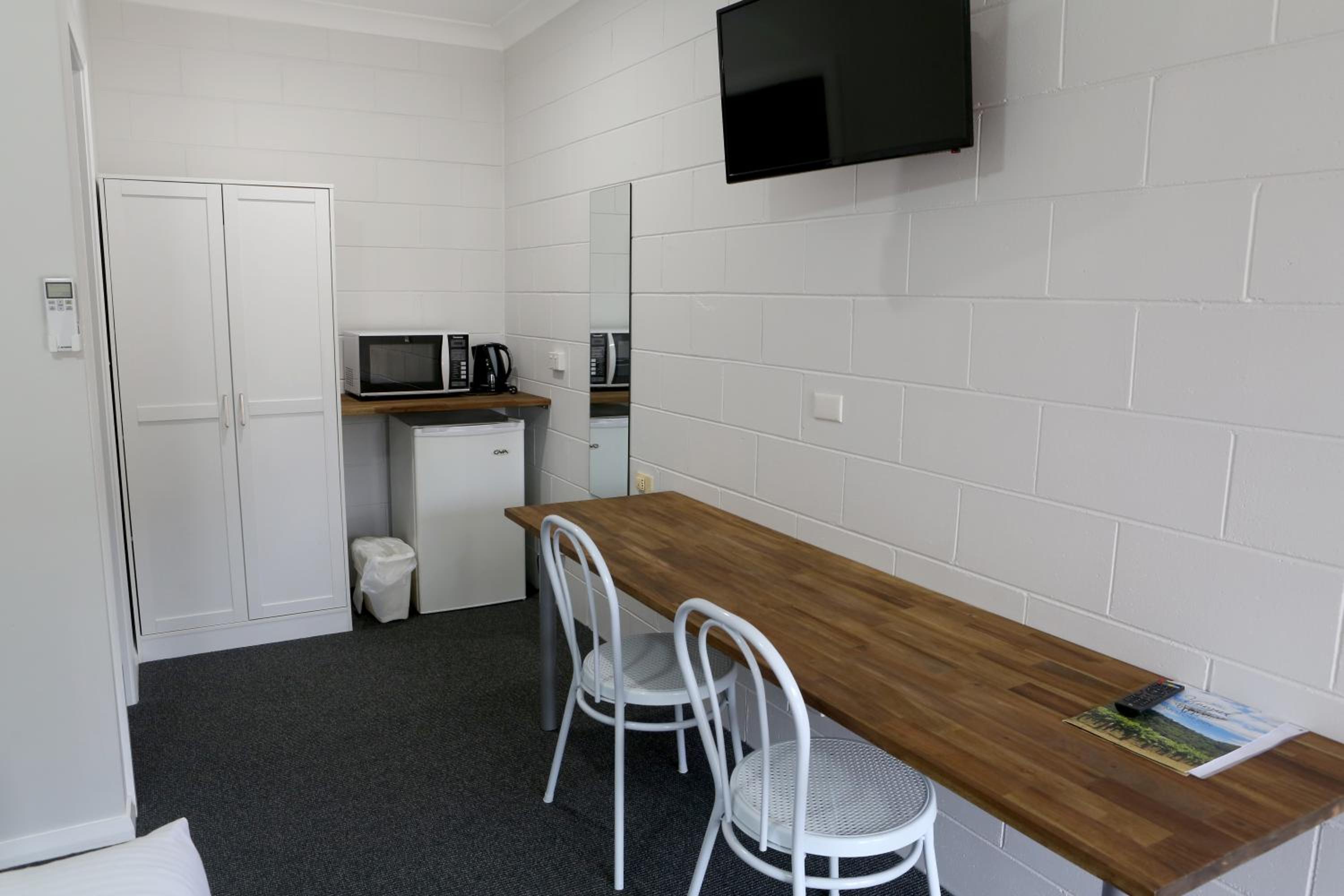 Standard Queen Room - Photo 12