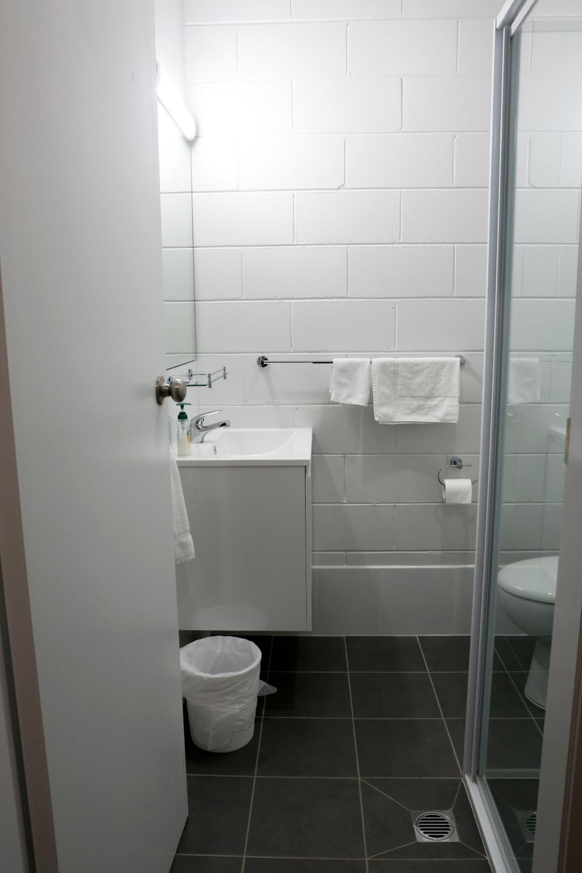 Standard Queen Room - Photo 11