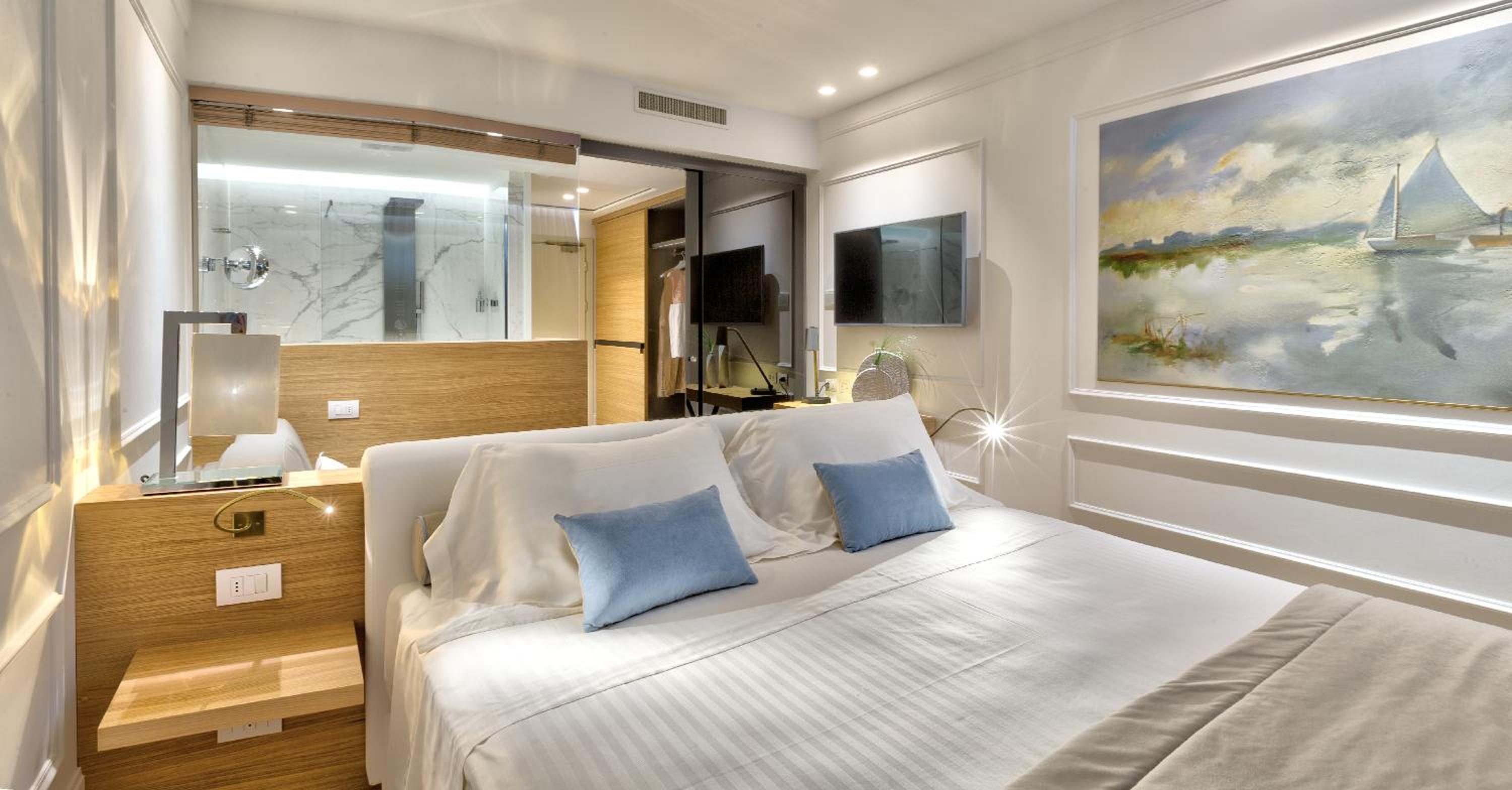 Queen Room with Sea View - Photo 9