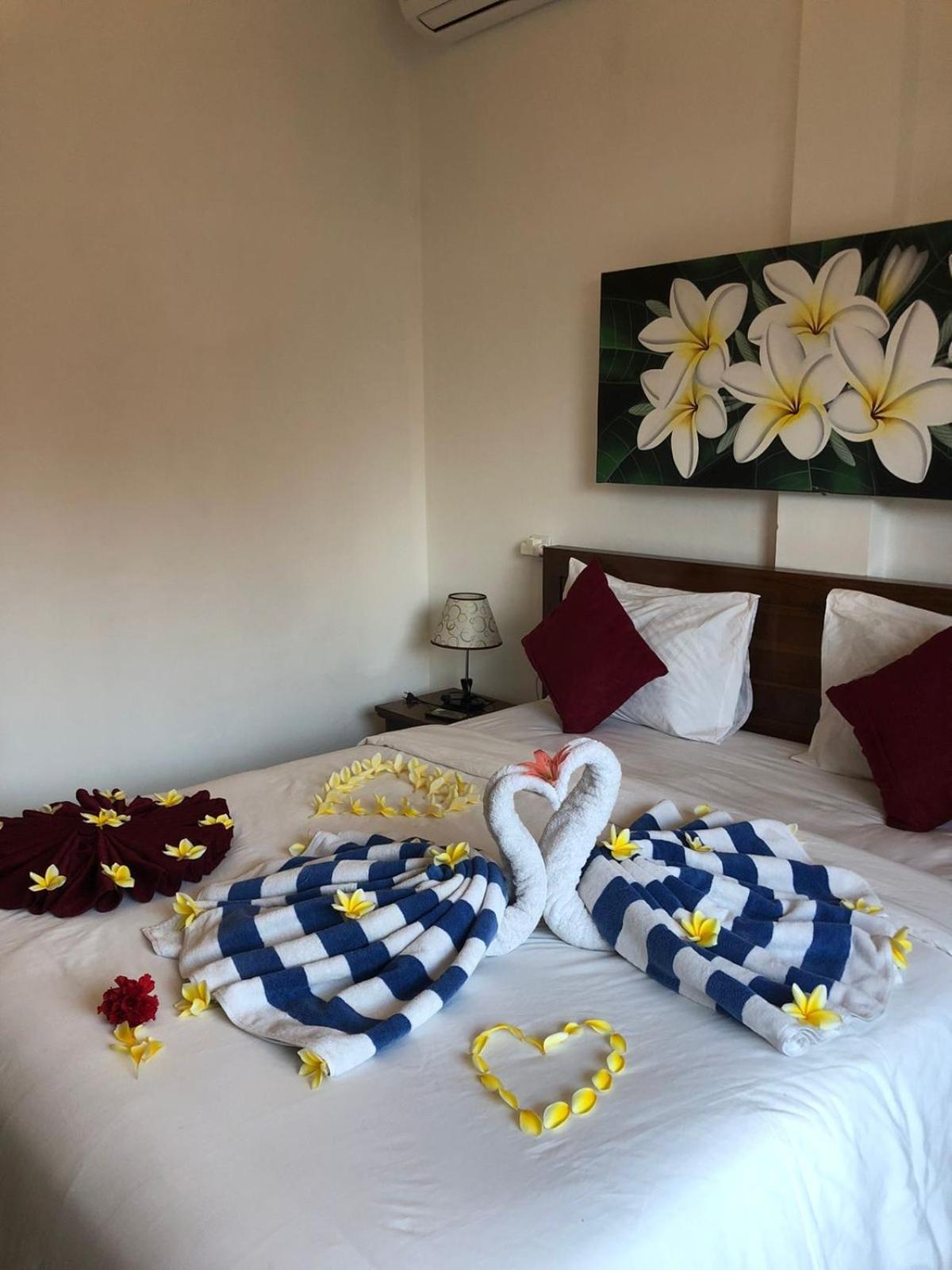 Double Room with Pool View - Photo 10