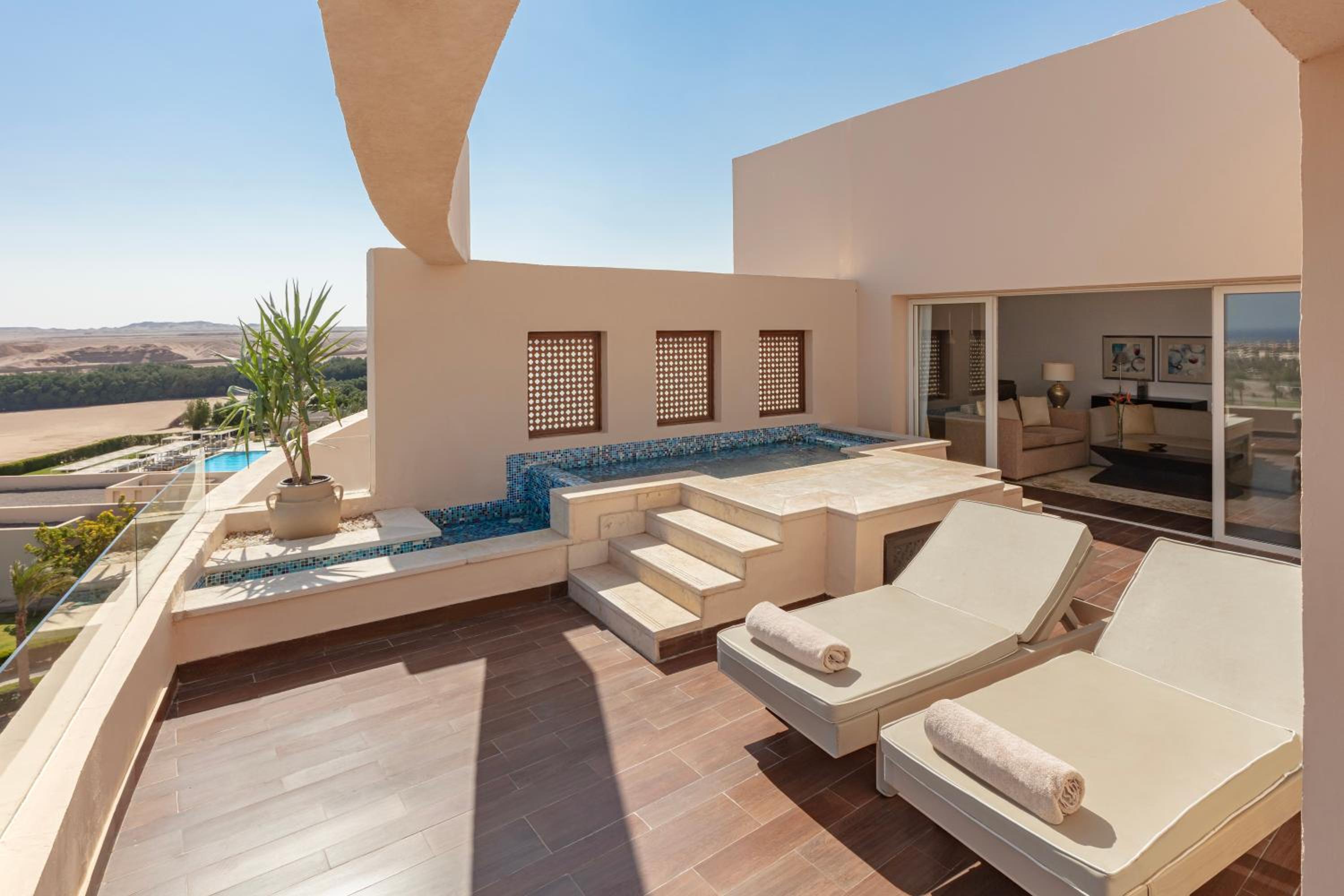 Executive Suite Bay or Golf View