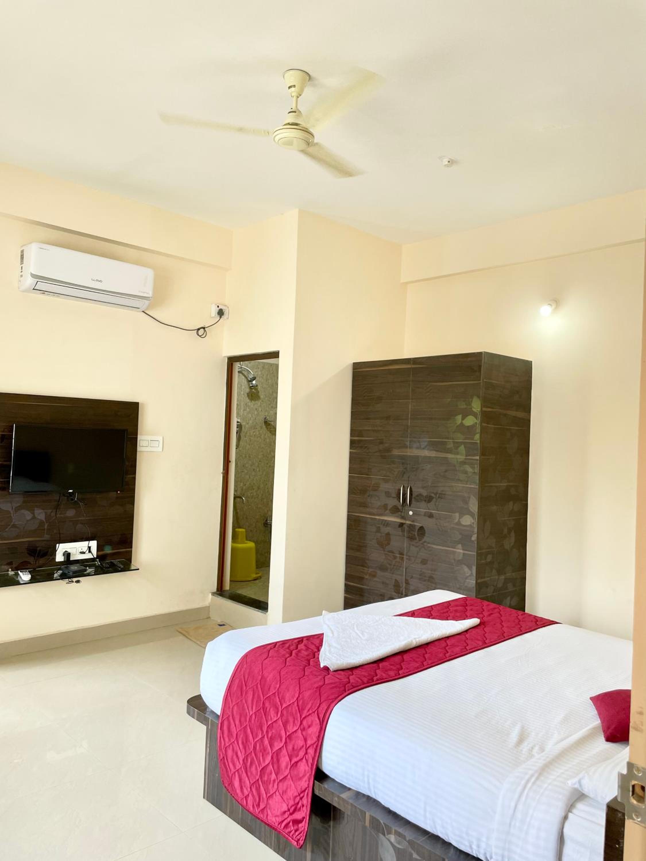 Queen Room with Balcony - Photo 5