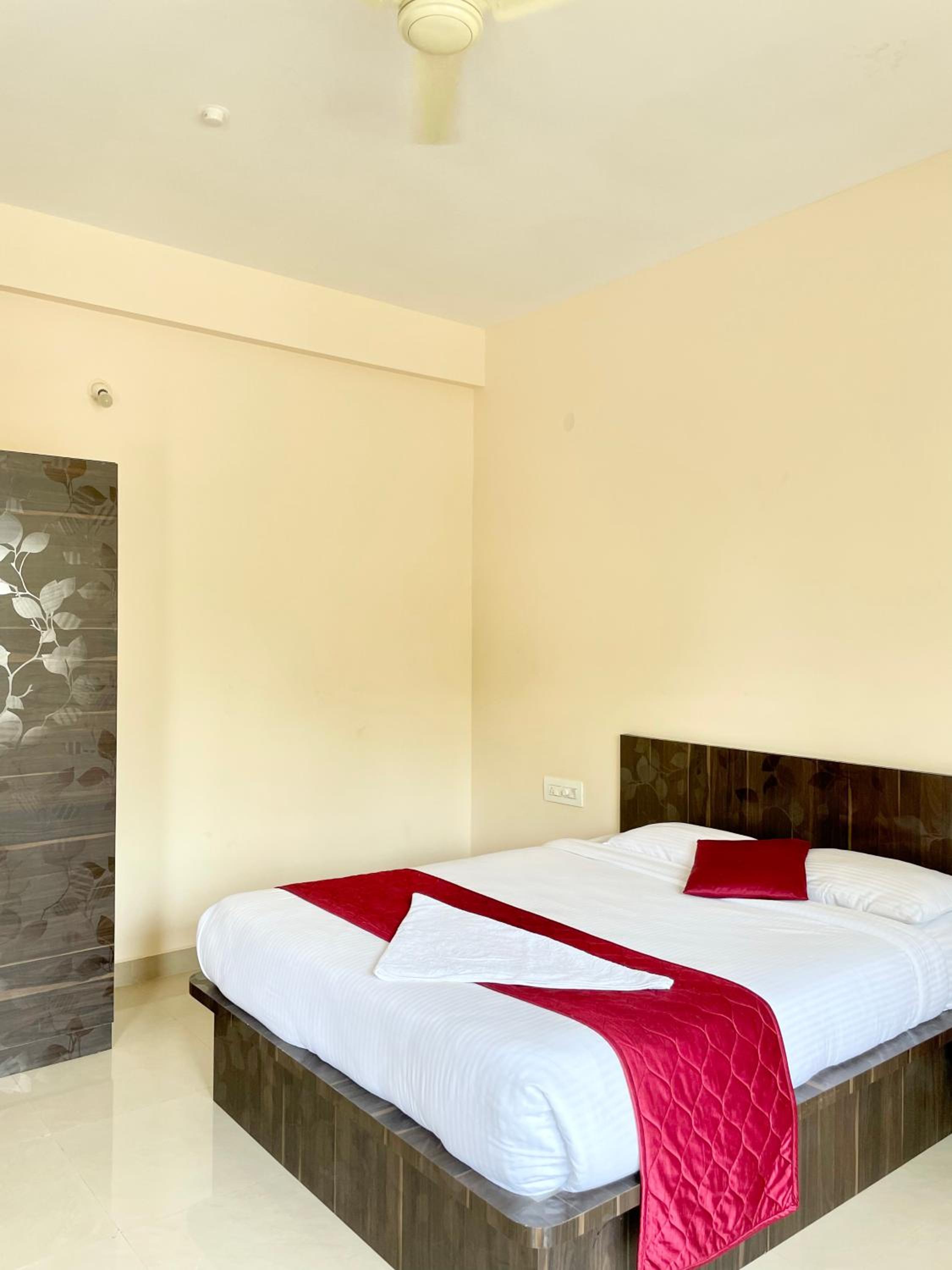Queen Room with Balcony - Photo 4