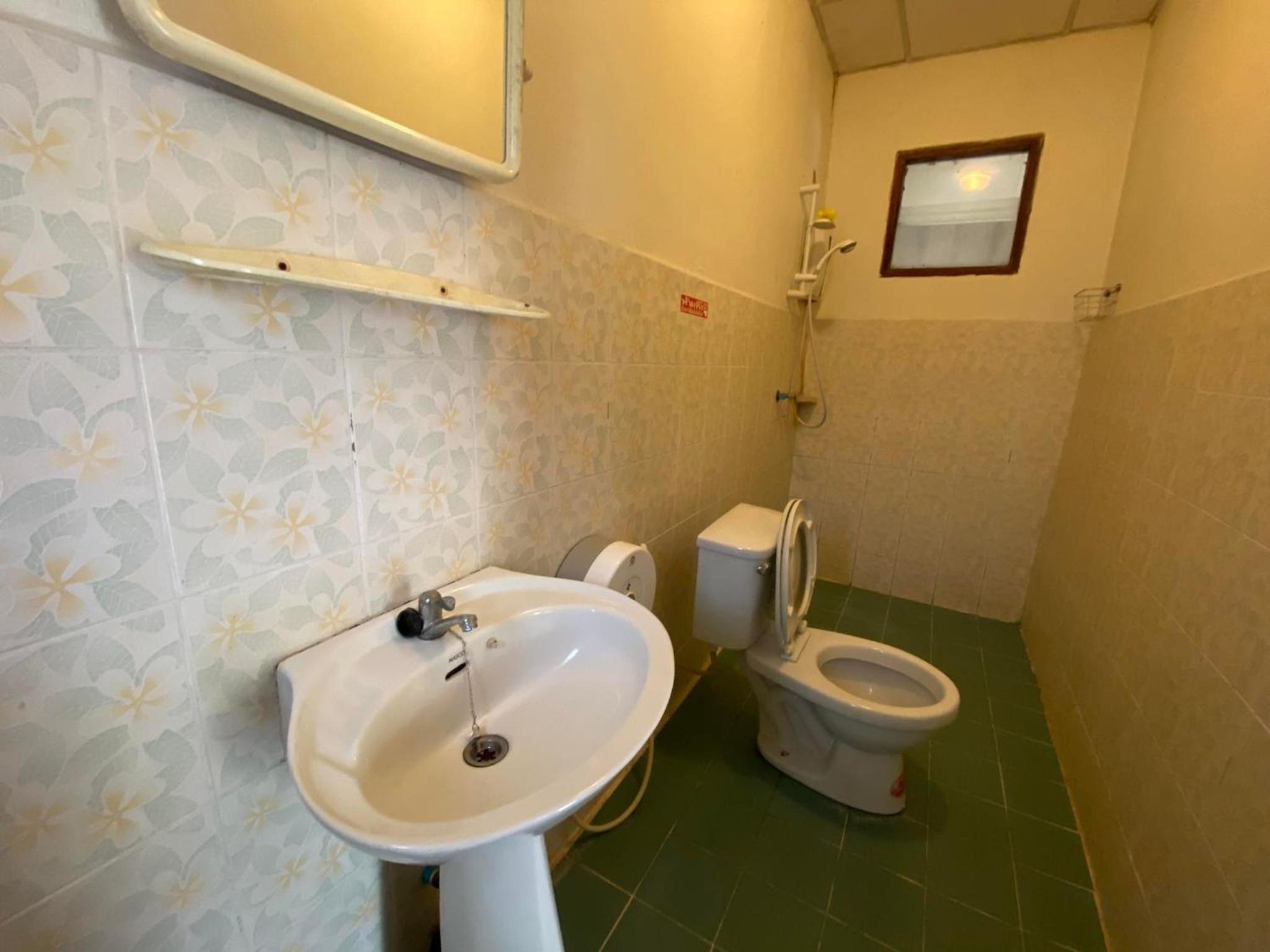 Twin Room - Photo 8