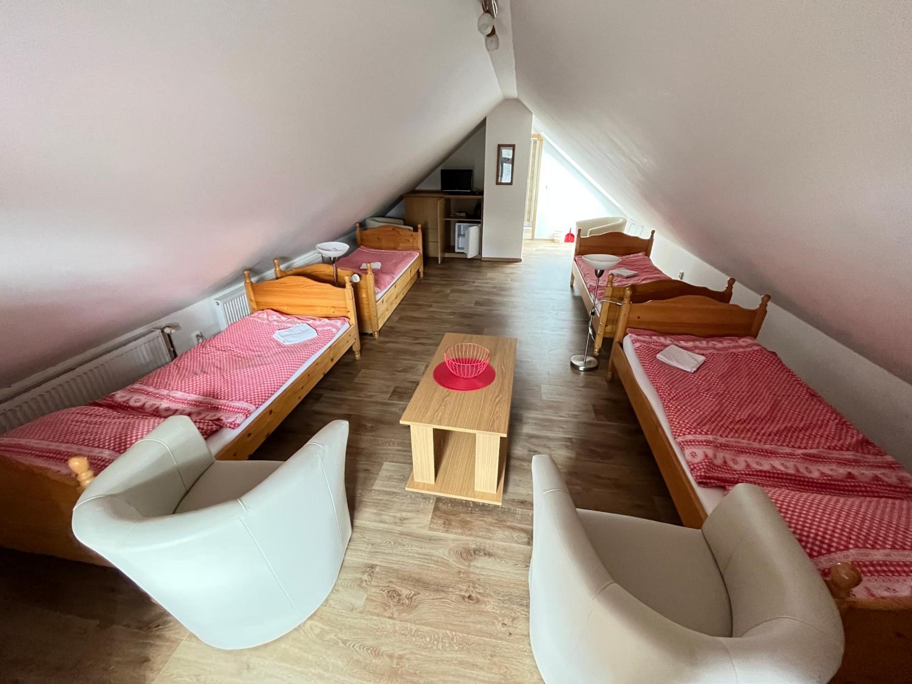 Quadruple Room with Private Bathroom photo 2