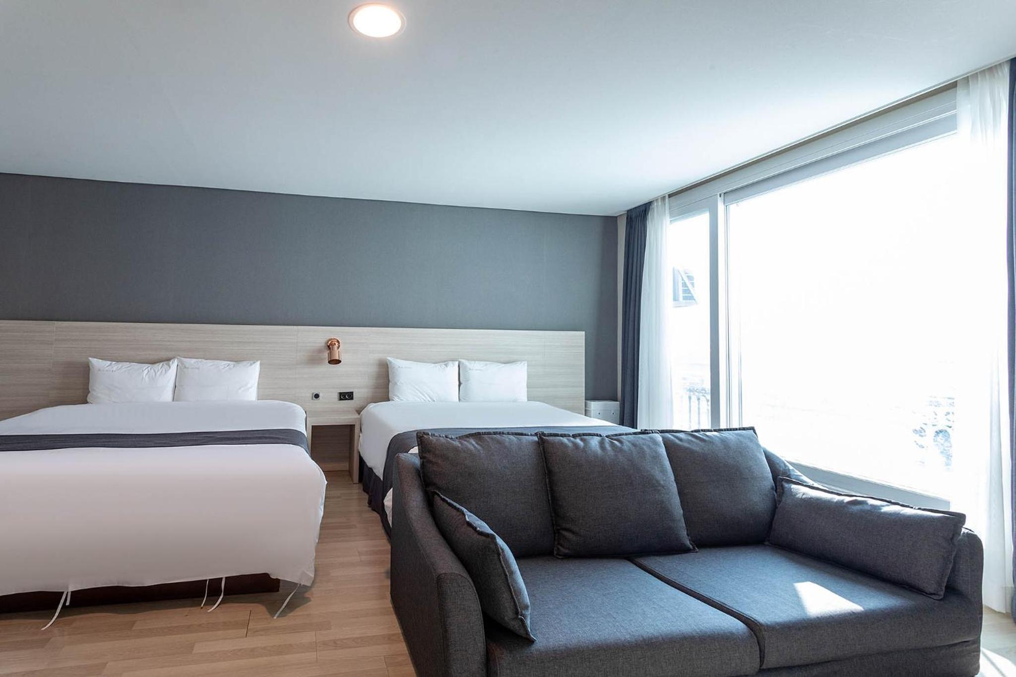 Large Family Quadruple Room with Partial Lake View   photo 2