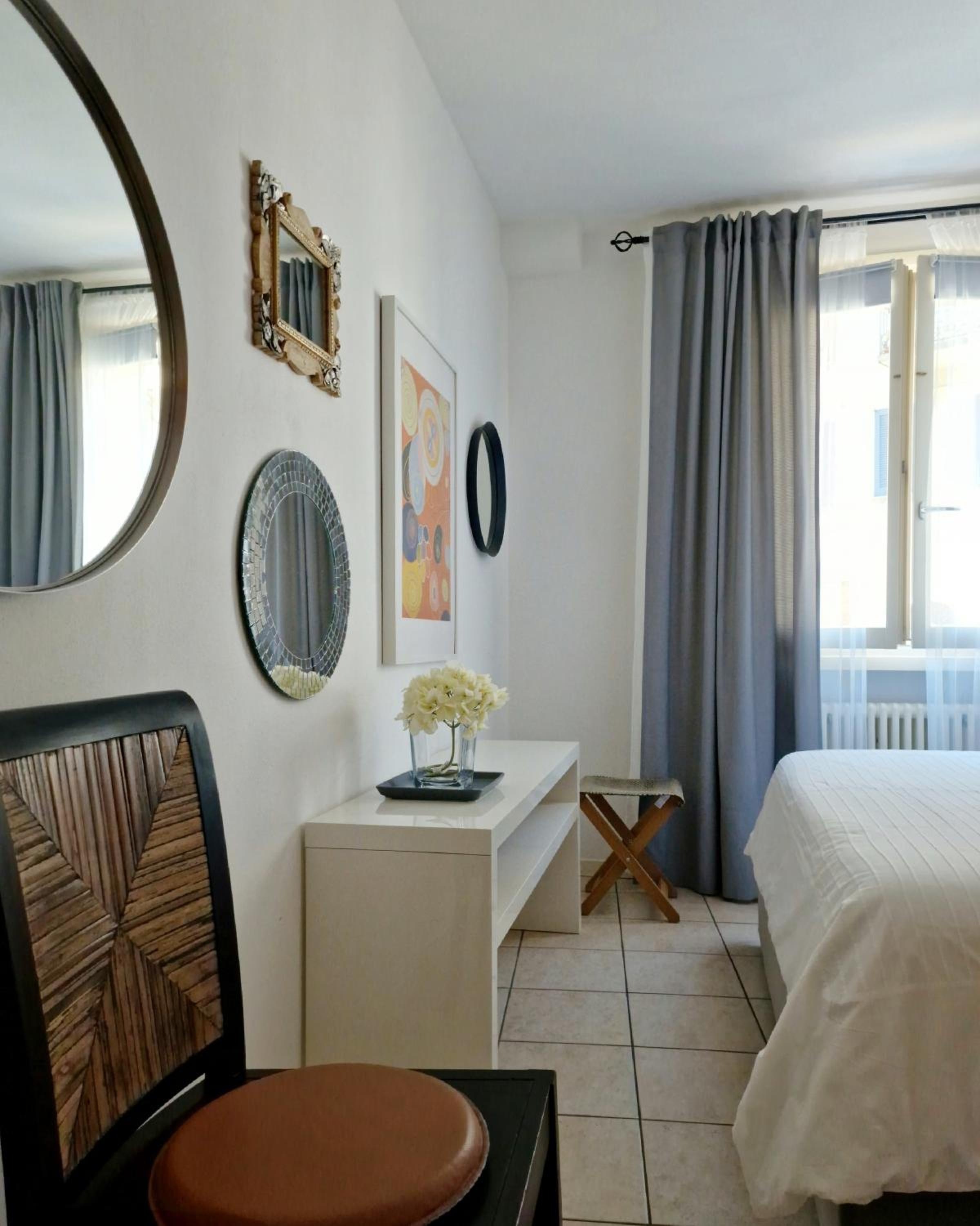 One-Bedroom Apartment - Photo 1