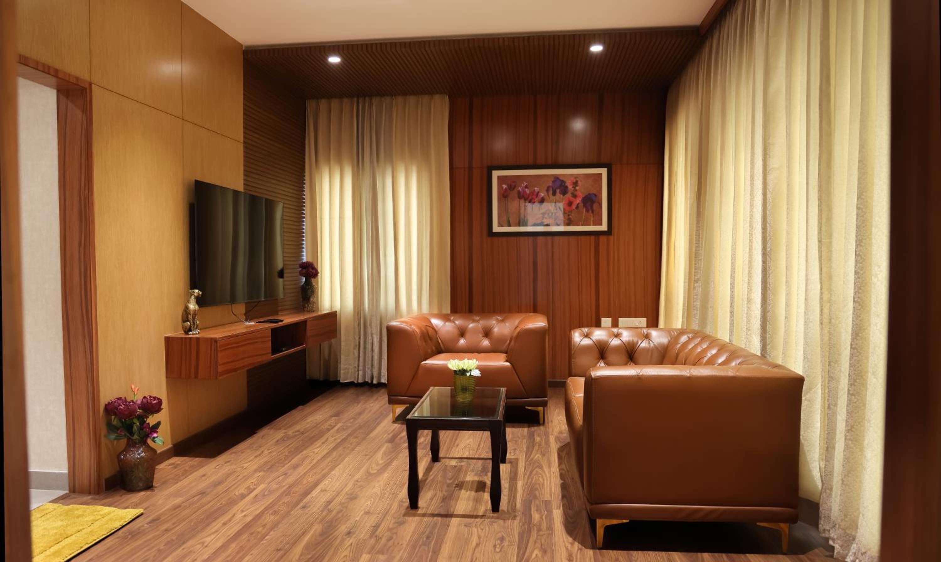 Suite - Photo 1