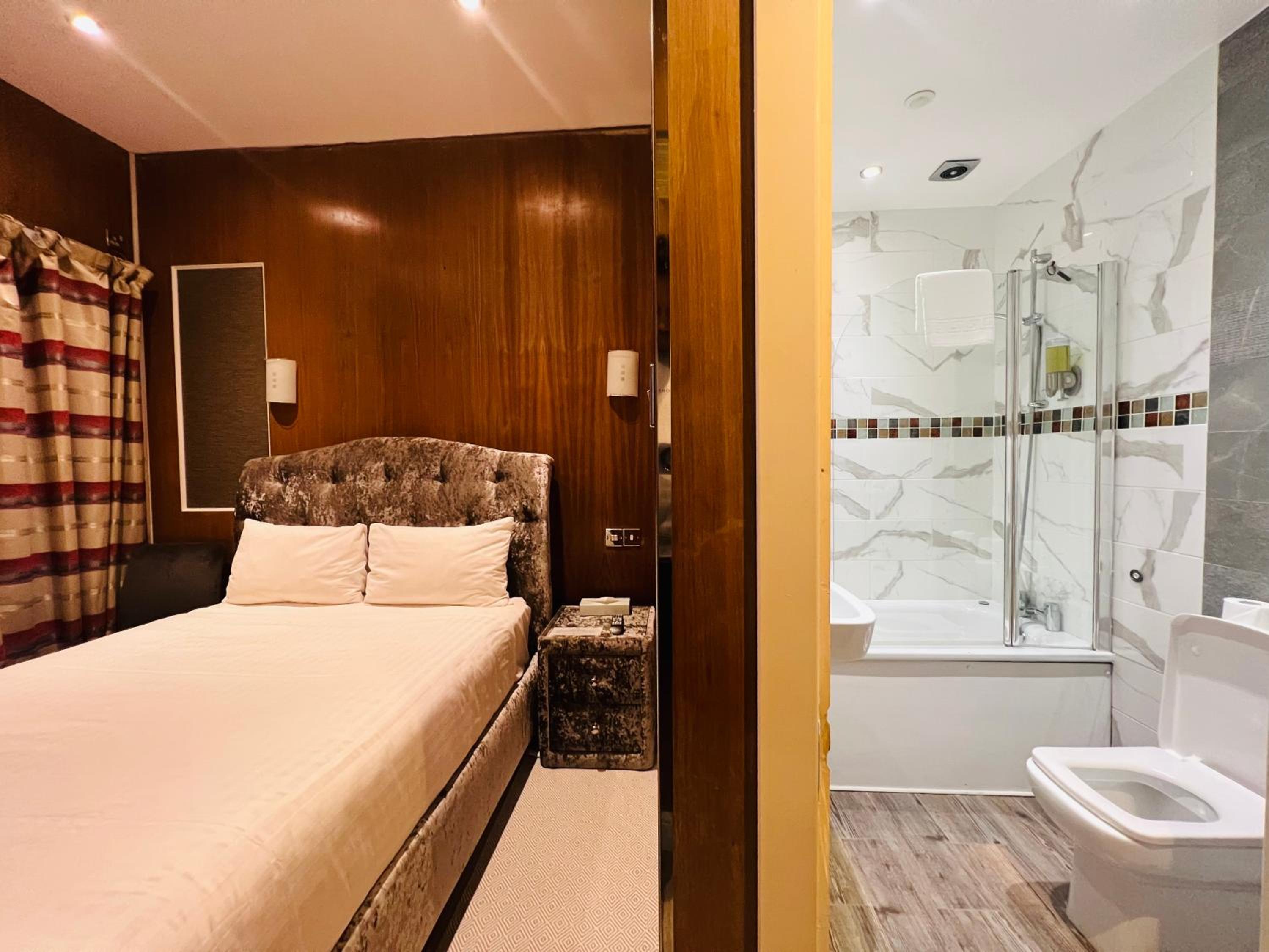 Double Room with Private Bathroom photo 3