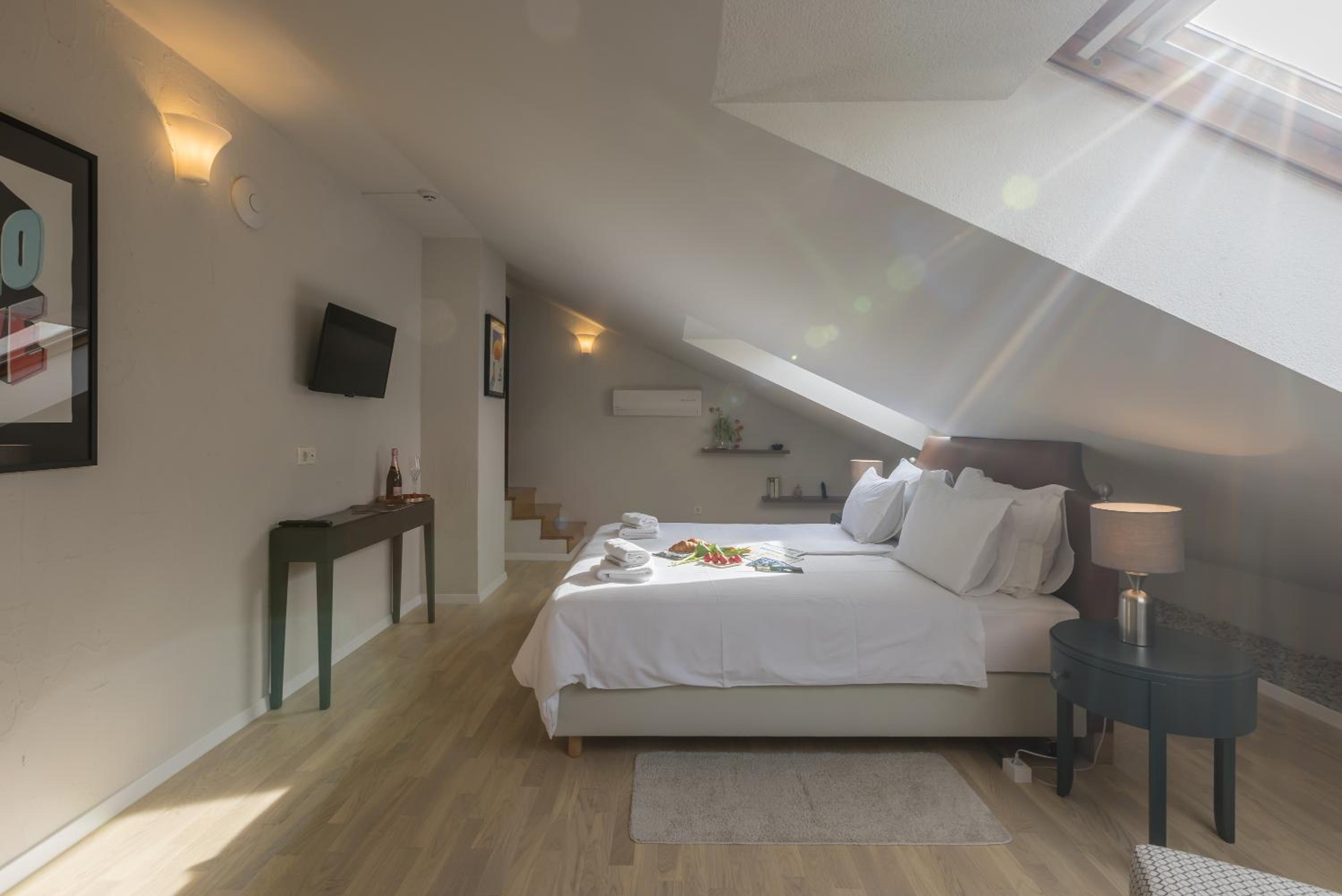 Large Double Room - Photo 7