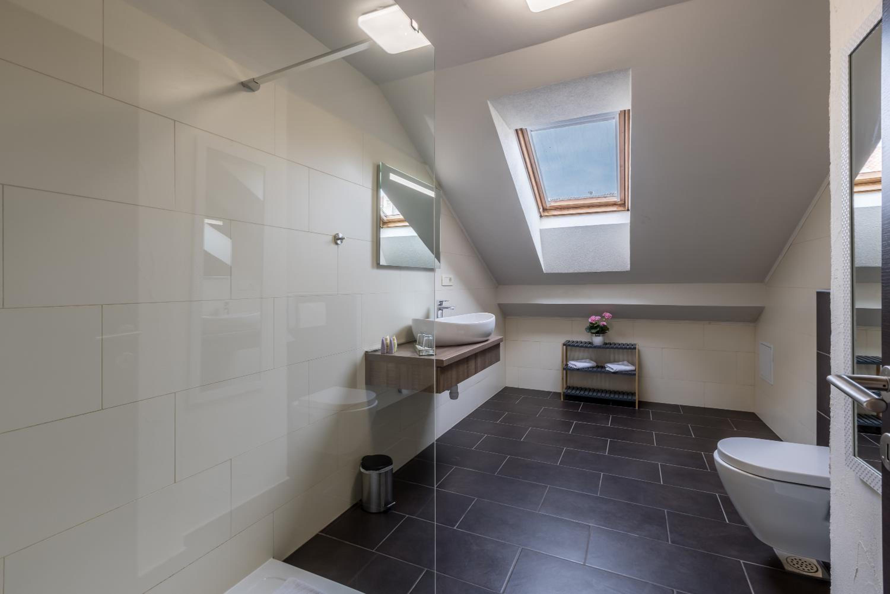 Large Double Room - Photo 6