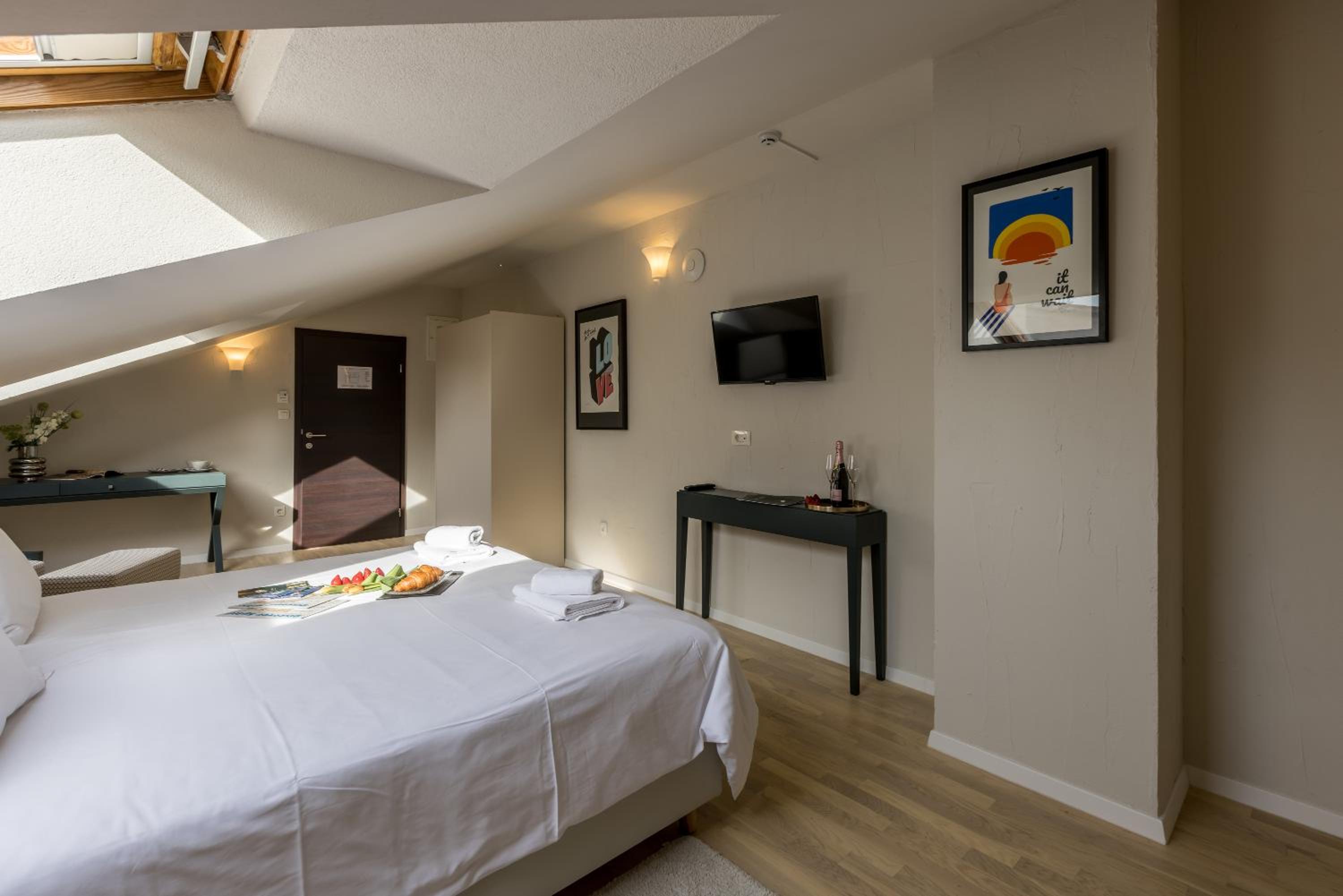 Large Double Room - Photo 3
