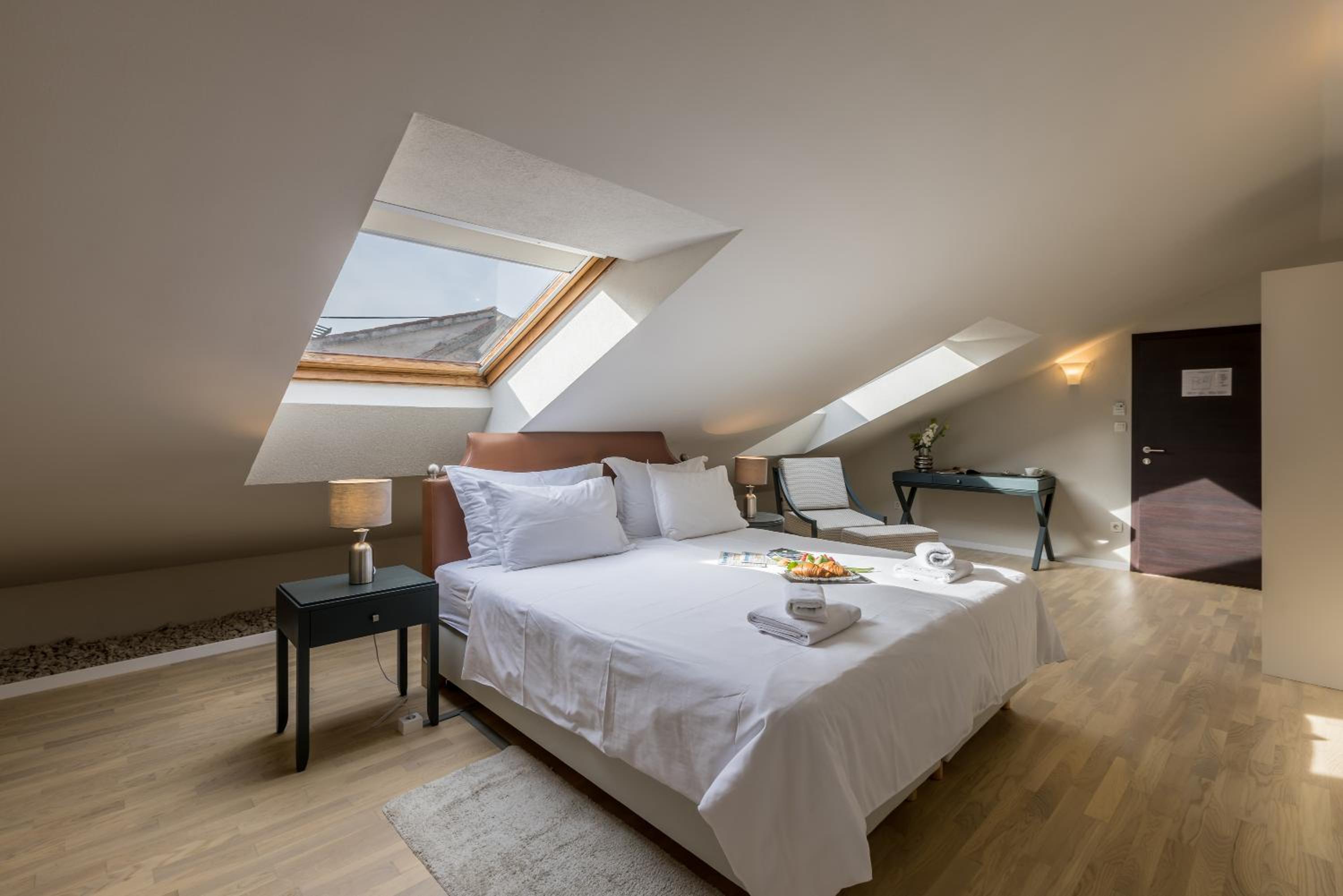 Large Double Room - Photo 1
