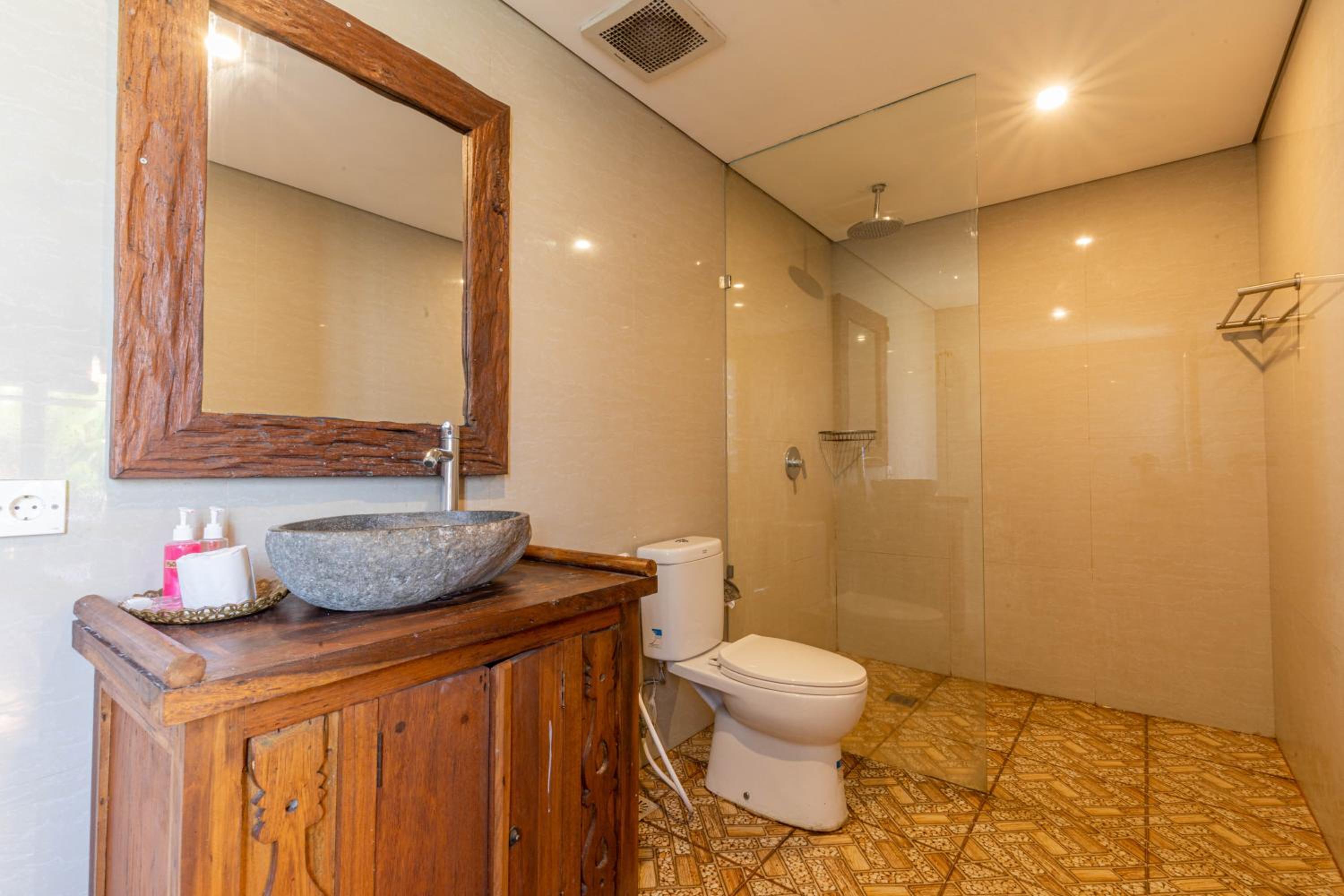 Deluxe Room with Pool View - Photo 14