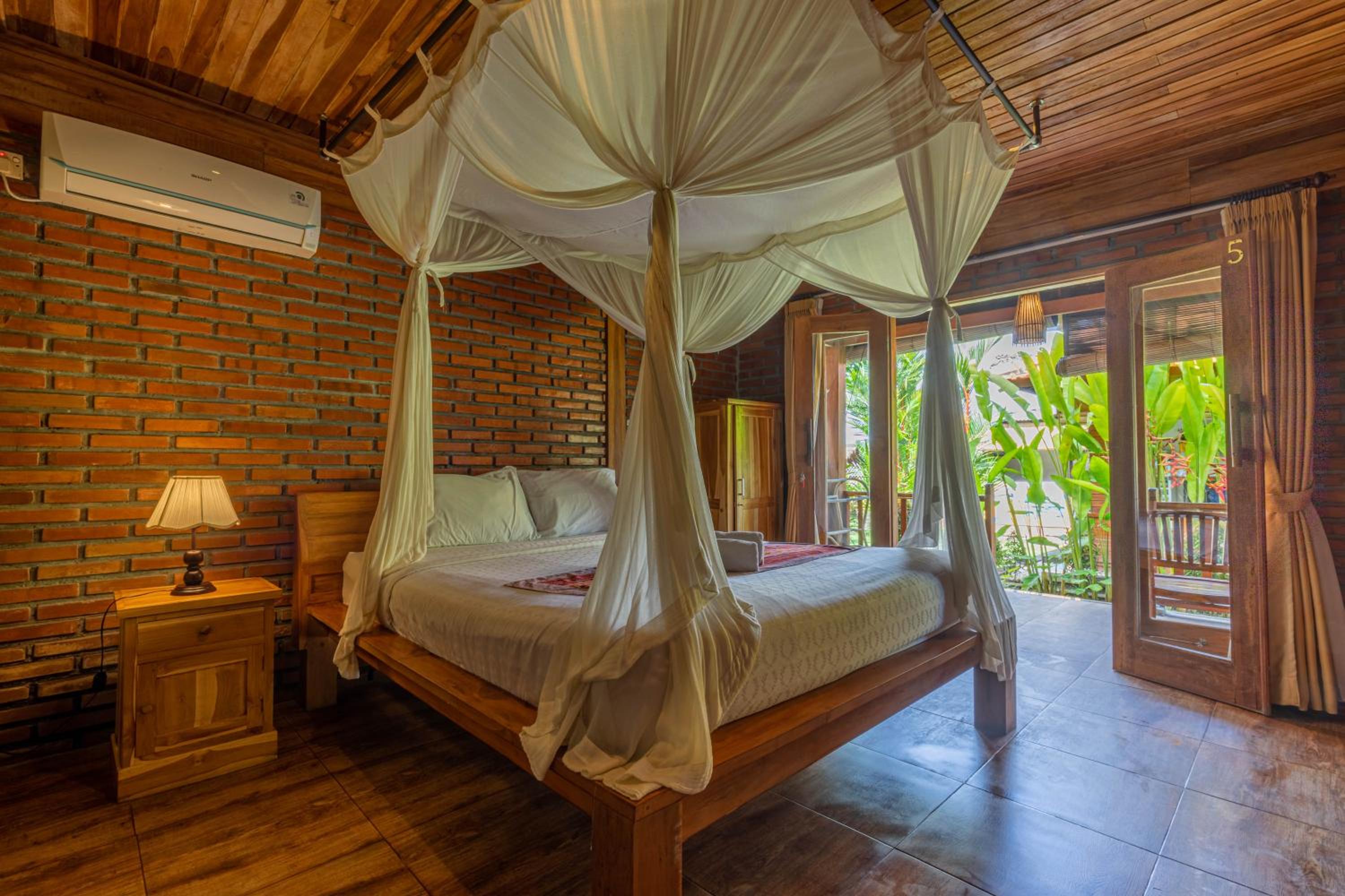 Deluxe Room with Pool View - Photo 5