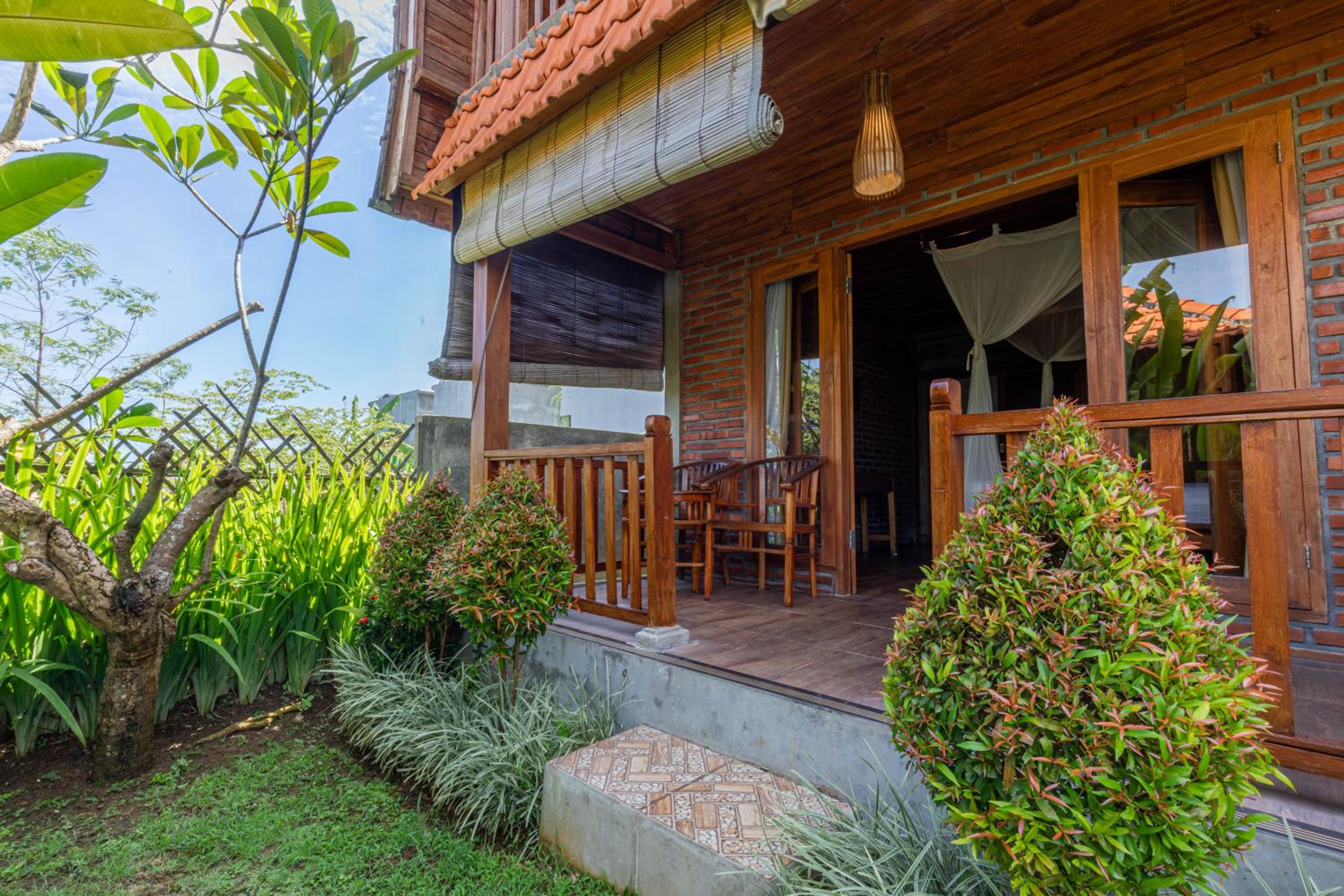 Deluxe Room with Pool View - Photo 4