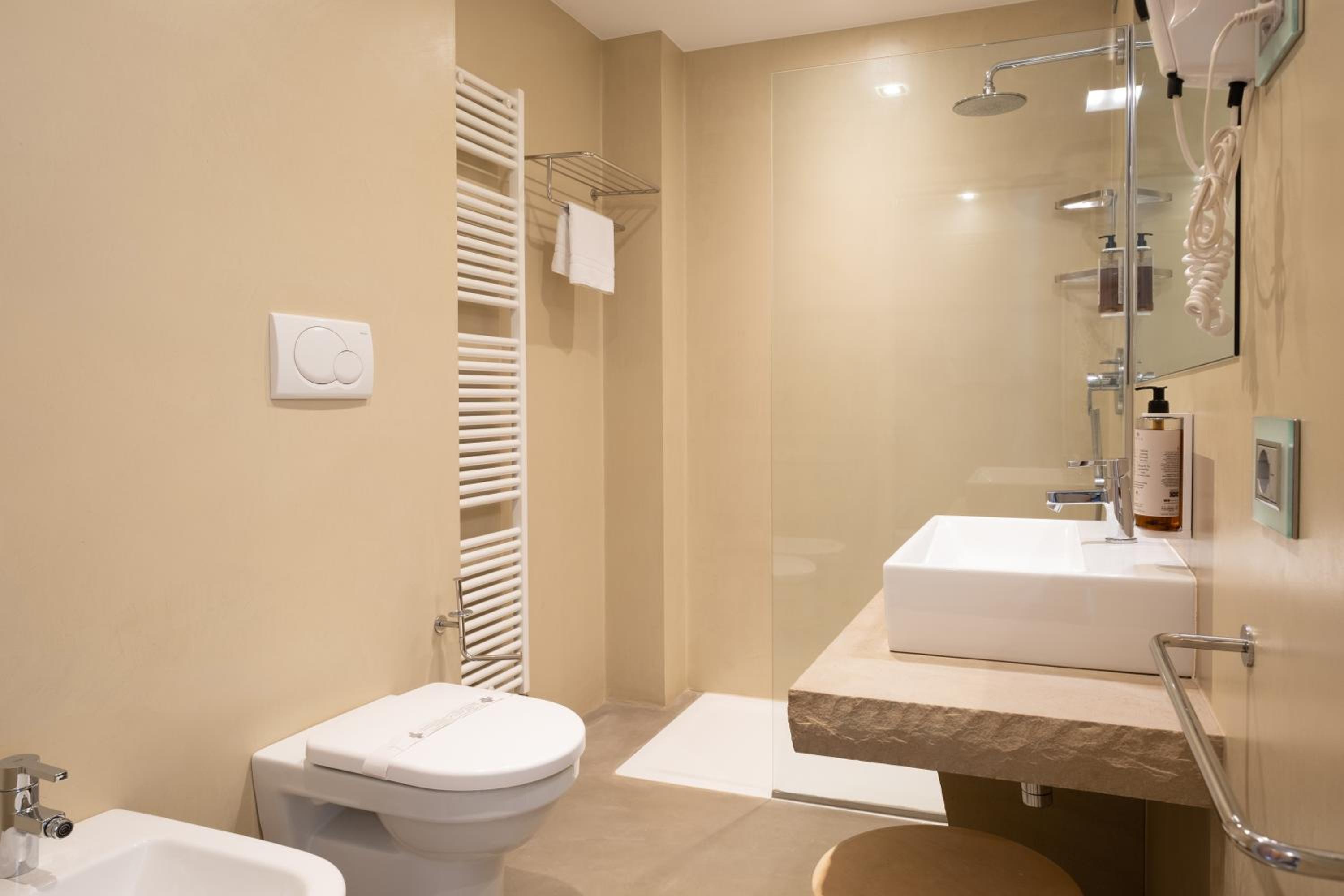 Junior Suite with Spa Bath - Photo 6