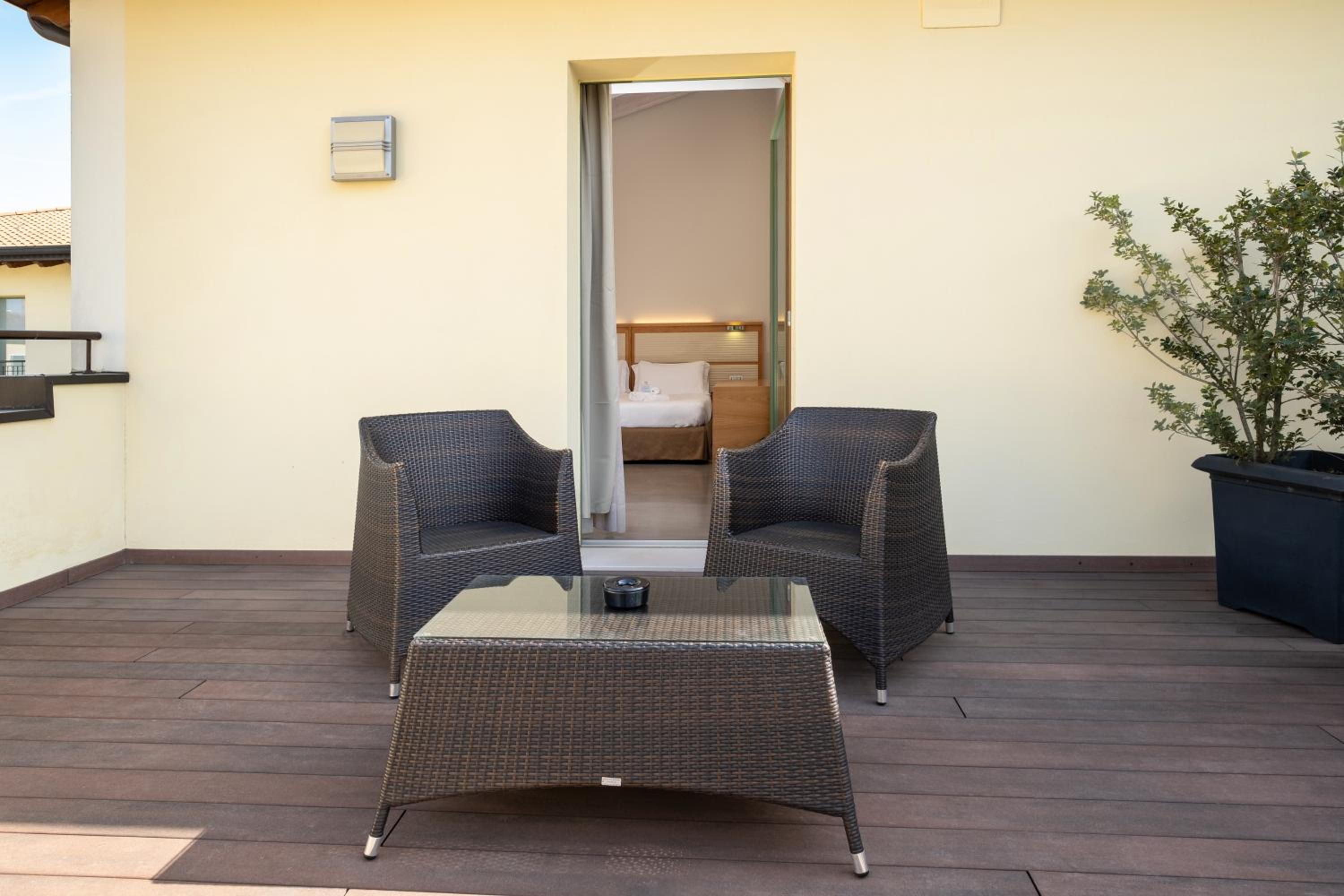 Junior Suite with Spa Bath - Photo 5