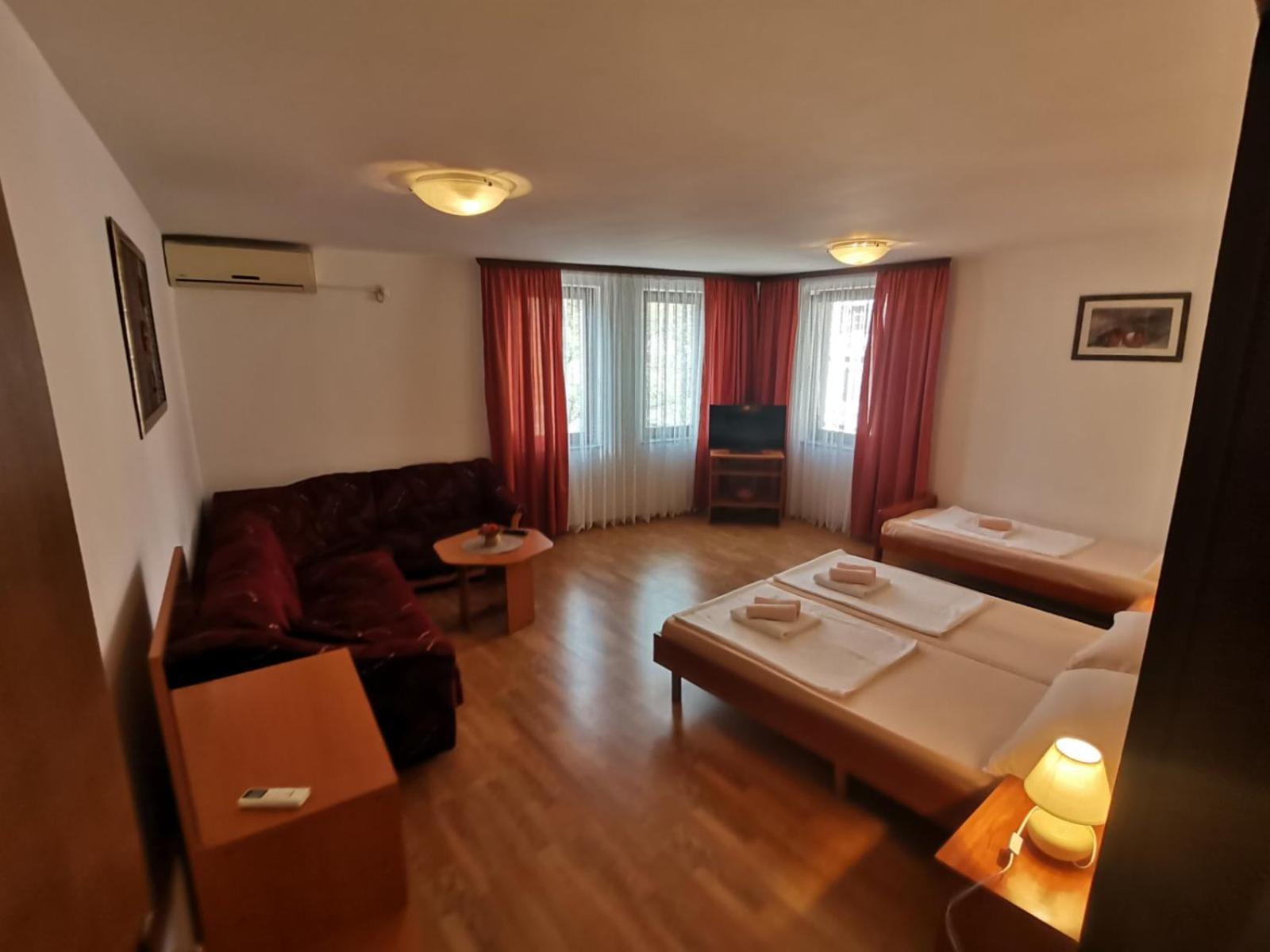 One-Bedroom Apartment photo 1