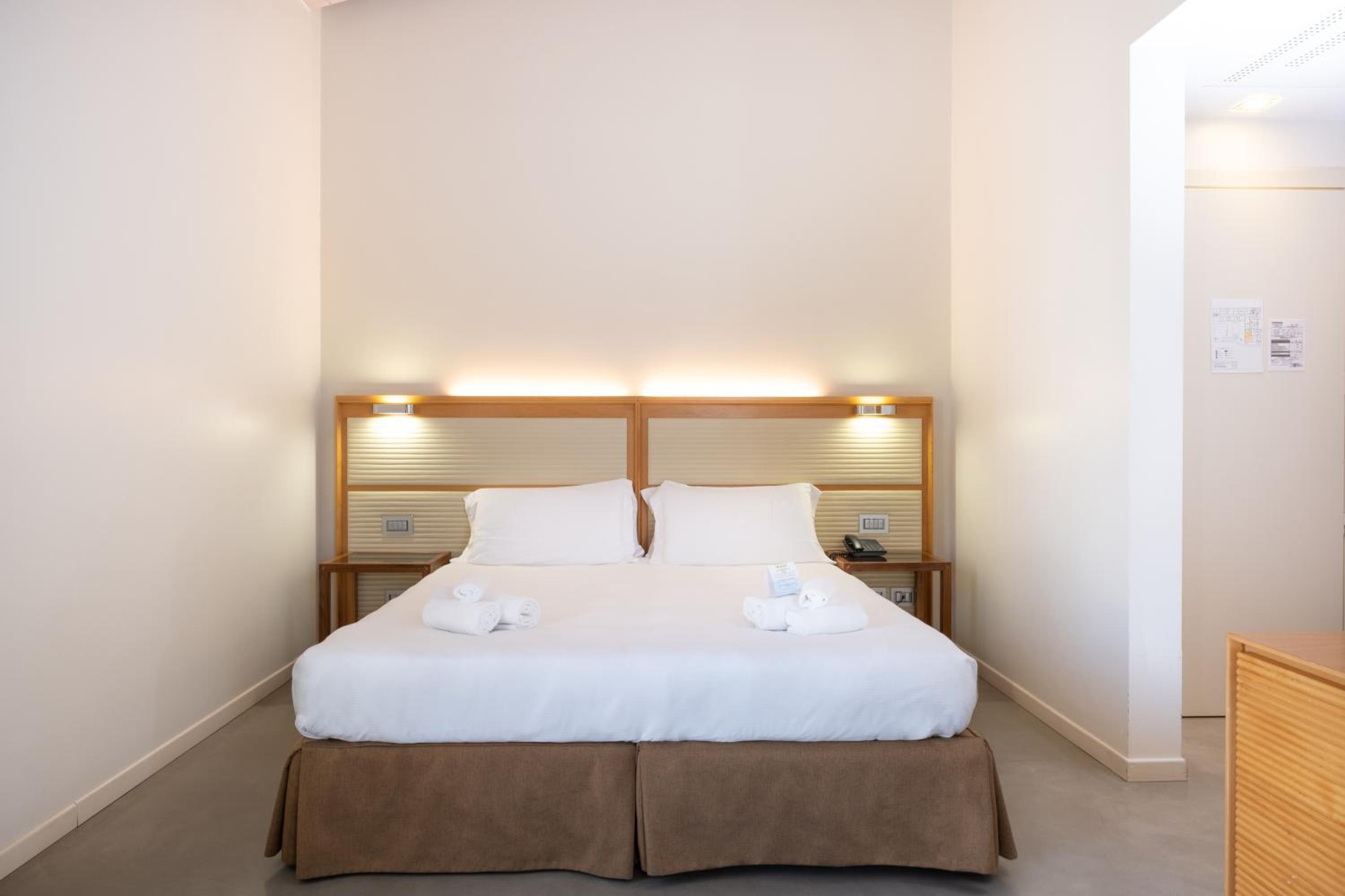 Deluxe Room - Photo 5