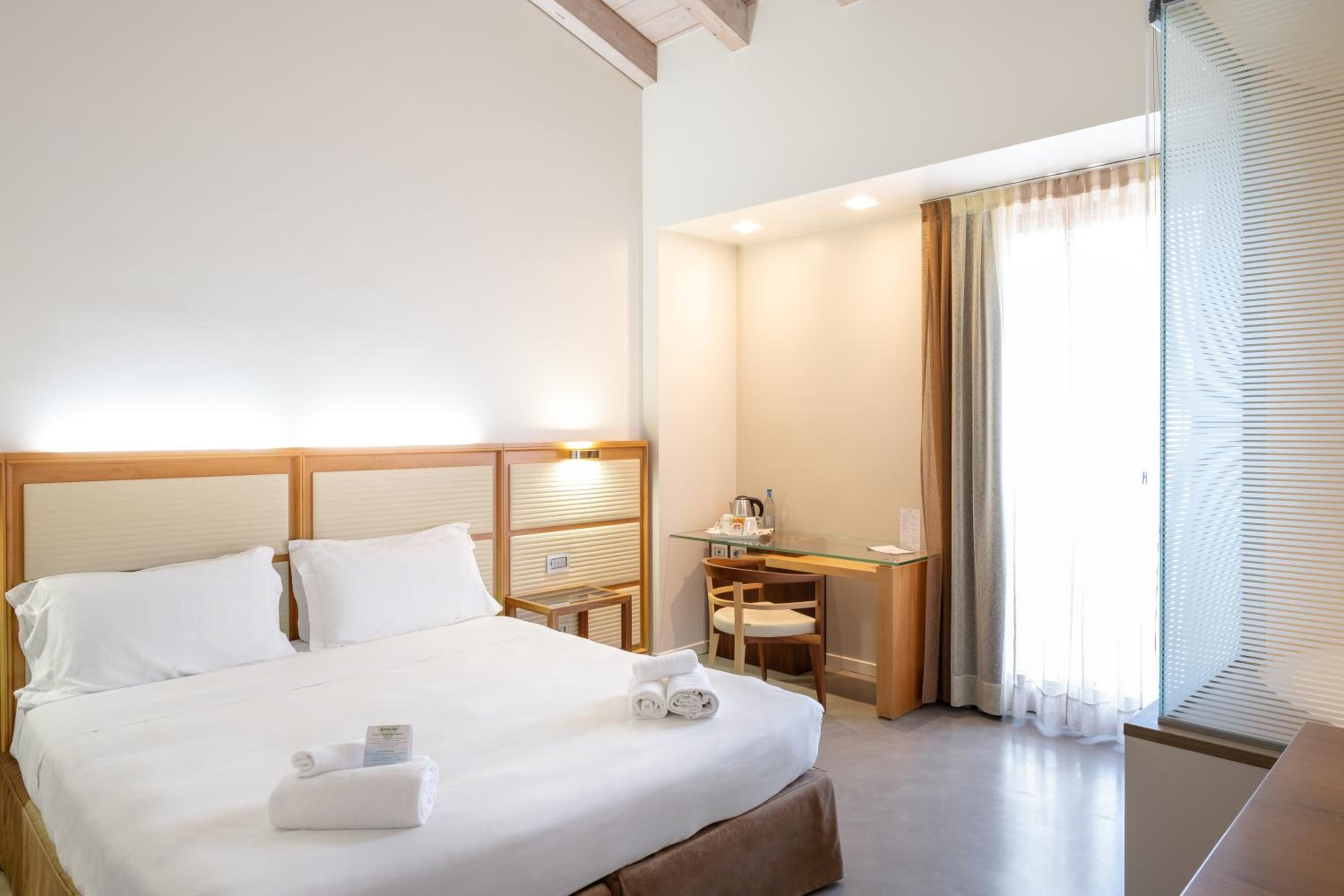 Deluxe Suite with Spa Bath - Photo 4