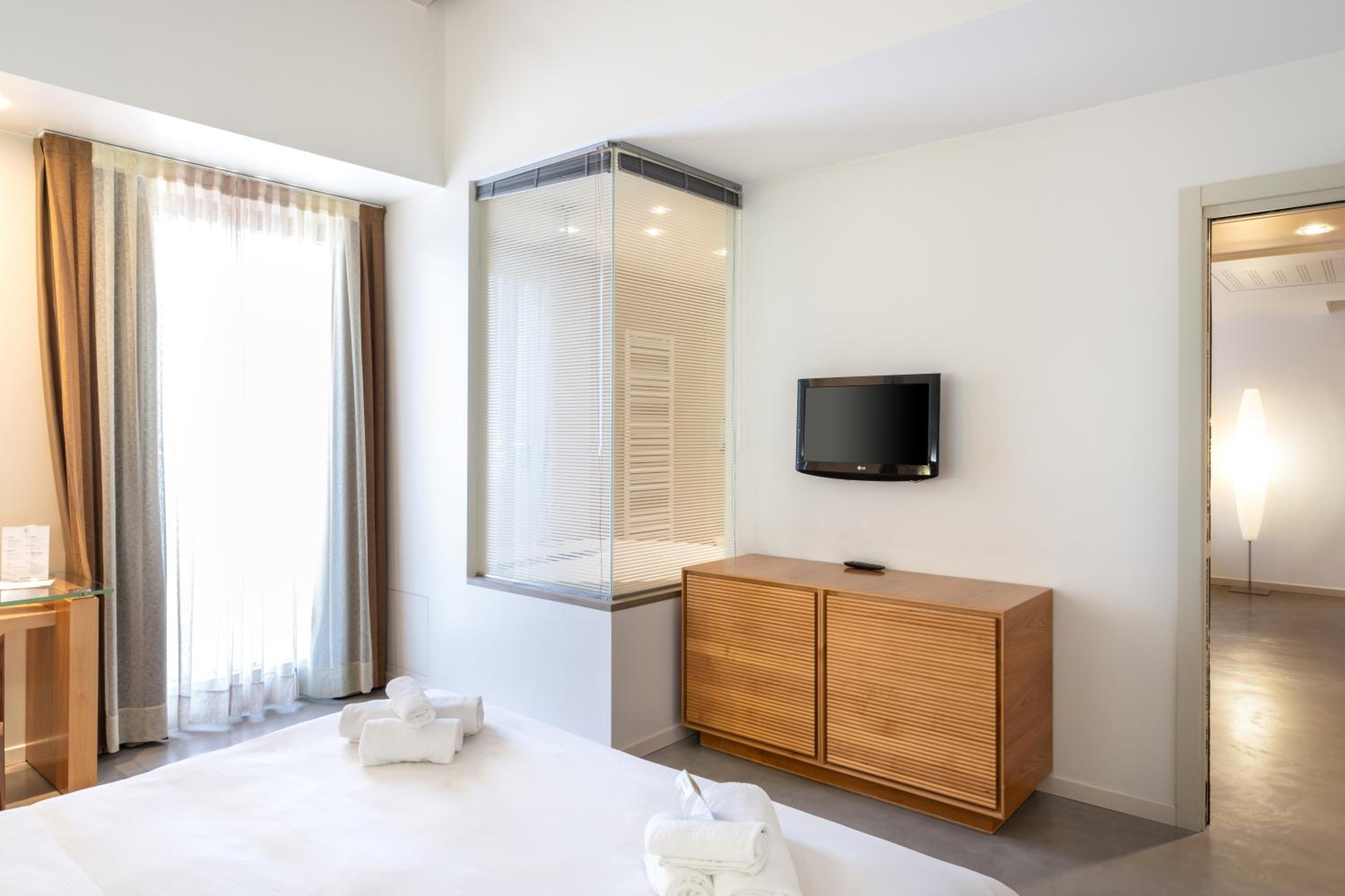 Deluxe Suite with Spa Bath - Photo 1
